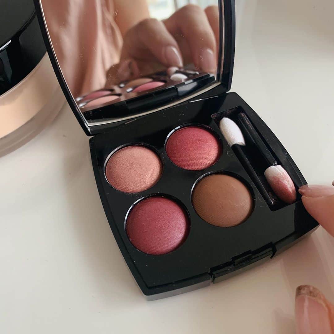 わちみなみのインスタグラム：「@chanelofficial @chanel.beauty  秋のアイシャドウはいつも気になります✨﻿ ﻿ 362 カンドゥールエプロヴォカシオン﻿ 左上のピンクは﻿ ゴールドのラメが入っていて使いやすい☺︎﻿ ブラウンも淡くて優しい。。﻿ ﻿ わたしが好きな268番と同じぐらい﻿ 使いやすいかも！﻿ ﻿ アイシャドウって全然減らないよね。﻿ ﻿ #chanel ﻿ #アイシャドウ　#シャネル　#わちコスメ﻿ #コスメ　#メイク」