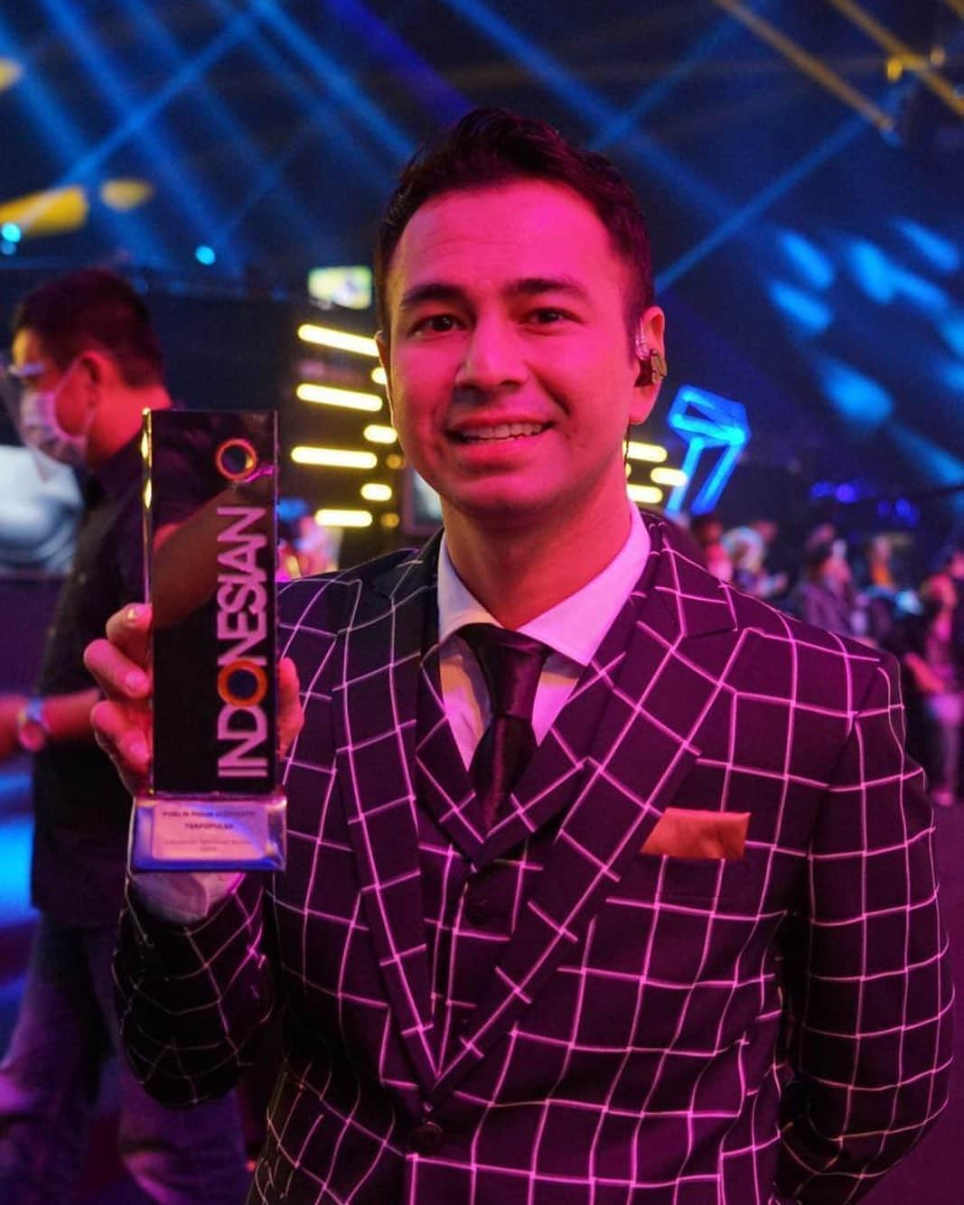 Raffi Ahmadさんのインスタグラム写真 - (Raffi AhmadInstagram)「Terimakasih atas piala @indonesiantvawards  “ Public Figur Inspiratif Terpopuler “ ❤️ Jutaan,Milyaran bahkan Takterhingga bersyukur dan ucapan terimakasih kepada Allah SWT ,Keluarga,semuaaa pihak yang selalu support aku dan semuaaa Fans ❤️ Piala @indonesiantvawards “Public Figur Inspiratif Terpopuler“ aku persambahkan untuk semuaaaaa orang ... Love uuu Guyssss ⭐️ Semoga selalu bisa memberikan yang terbaik untuk semuanya 🙏」9月26日 11時28分 - raffinagita1717