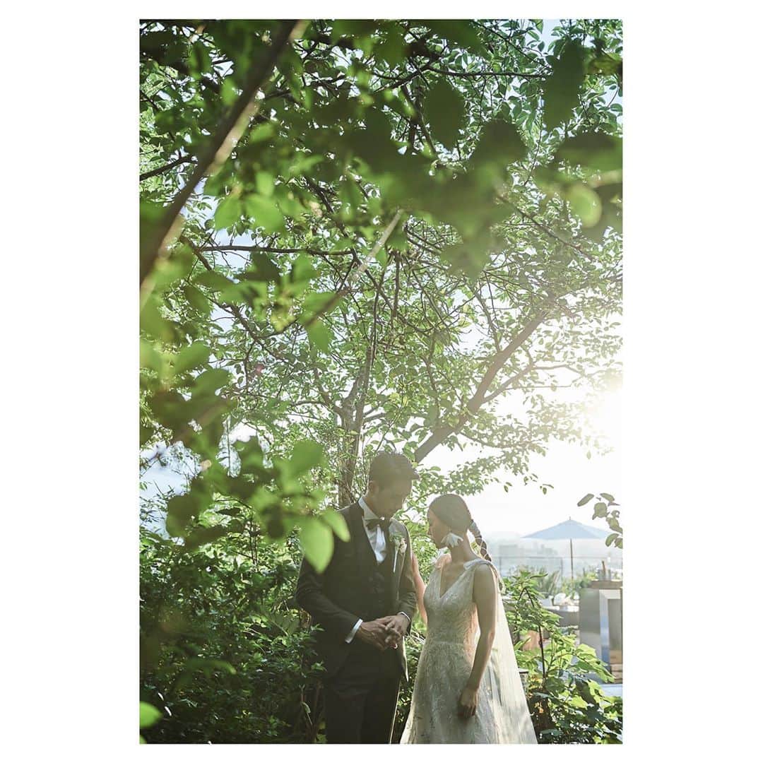 江口雅也さんのインスタグラム写真 - (江口雅也Instagram)「THE MARCUS SQUARE FUKUOKA ❷  自然に包まれたロケーション。 陽の光が更に素敵さを演出してくれました。  #malemodel  #asianmodel  #japanese #mensstyle  #tuxedo  #dress  #bridal  #weddingphoto  #heads  #メンズモデル #モデル #ブライダルモデル #タキシード #タキシードスタイル #ザマーカススクエア福岡  #福岡人 #smile #happines #instamood  #instapost  #instawedding  #work #smile #happyness  @yurie__a 👰」9月26日 11時21分 - masaya0429