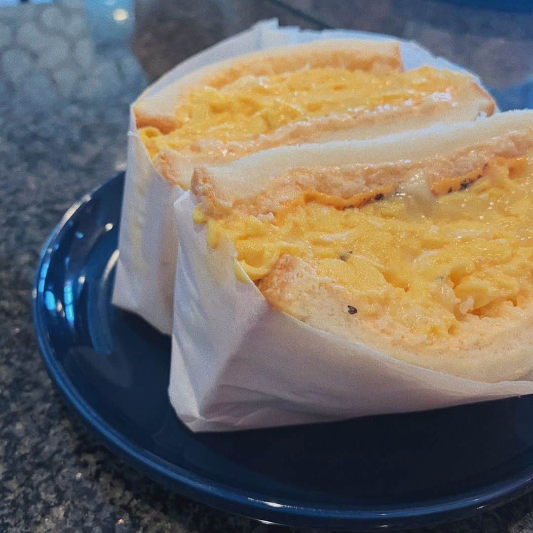のインスタグラム：「.  卵へのこだわりが強いです。  外食で食べるオムライスでふわとろじゃないやつでてきたら不機嫌なる☹️ これほんと（笑）  基本ふわとろの卵が大好き♡  #たまごサンド #ふわとろたまごサンド  #ふわとろ #こだわりポイント #千馬miyabi #フルーツサンド #至極鶏卵サンド #城陽カフェ #京都カフェ #フルーツサンド専門店 #ぶらりカフェ」
