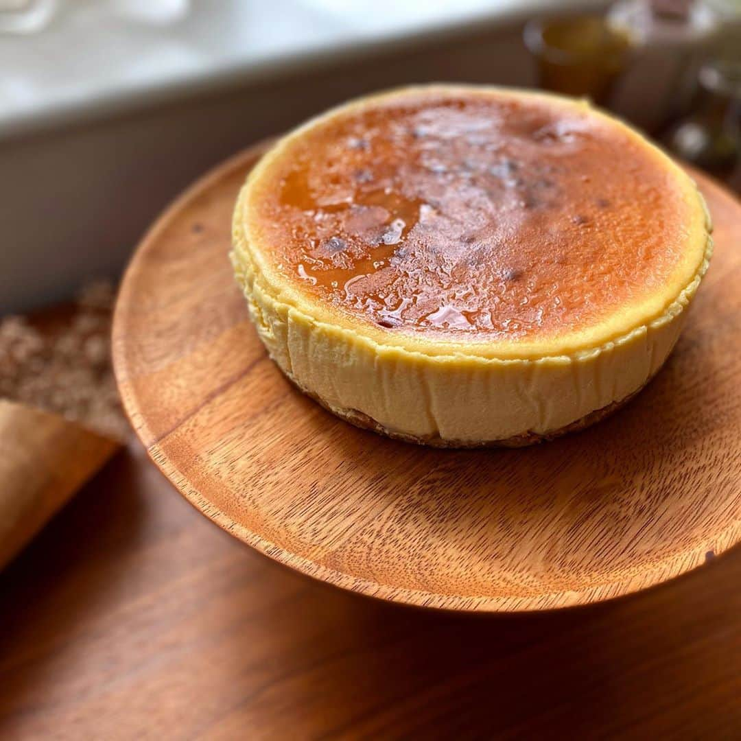 新井利佳さんのインスタグラム写真 - (新井利佳Instagram)「#thankful #cheesecake #lovely #homemade #daughter #bakedsweets #bakedcheesecake  #birthdaycake #chabatree #ghee #gheebutter  #起司蛋糕 #巴斯克起司蛋糕 #酥油 #印度酥油 #生日蛋糕  #手作蛋糕 #好吃 #感謝 #長大了 #手作甜點  #おうち時間 #チーズケーキ #手作りお菓子 #ギー  #娘との時間 #娘の手作り #甘いもの大好き #バスクチーズケーキ   先日作ったギーを使って、 バスクチーズケーキ✨😊❤️ 夜に食べるの楽しみ🙏  用手作印度酥油的巴斯克起司蛋糕🎂」9月26日 11時24分 - rika.arai