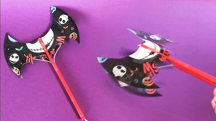 のインスタグラム：「羽がパタパタ動く「コウモリステッキ」  ハロウィンで魔女のコスプレをしたらこのステッキも持ってるとかわいいね！！  #ハロウィン工作 #ハロウィンパーティー #ハロウィン飾り付け  #工作大好き」