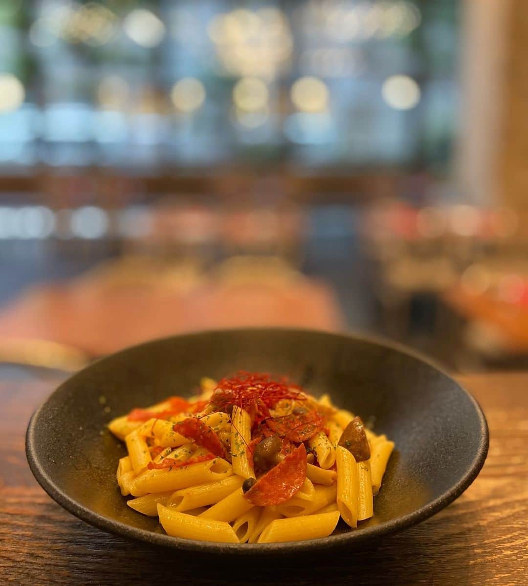 Courtyard by Marriott Tokyoのインスタグラム：「ラヴァロック　ランチ 11:30～14:30（L.O.14:00) 平日 🍽️--6種類のランチセットに週替わりパスタが加わってリニューアル -😀 9月28日の週替わりランチは茸とペパロニのペンネとトリュフの香り！  ジューシーなエリンギとしめじの入ったペンネに、アクセントとなるペパロニをトッピング、香りづけにはトリュフを使ったシェフおすすめの一品です。  LAVAROCK Lunch 11:30～14:30（L.O.14:00) Weekdays 🍽️--Weekly Pasta starting next week 9/28-😀  Truffle Oil Mushrooms and Pepperoni Penne Strong spicy red peppers mixed with juicy eringi and shimeji mushrooms, pepperoni and a truffle scent to die for!  Share your images by tagging @cytokyo and you might be featured on our Instagram page! 😎  #ランチ #日本橋 #銀座 #レストラン #タイ料理 #オフィスランチ #ホテル #東京駅 #京橋グルメ #京橋 #牛肉 #ランチ #東京 #マリオット #ランチセット #丸の内ol #東京駅 #京橋グルメ #京橋 #東京 #丸の内 #OL #美味しい #tasty #パスタ #spagetti #パスタランチ #pastalover #Penne #イタリアン料理 #ペンネ」