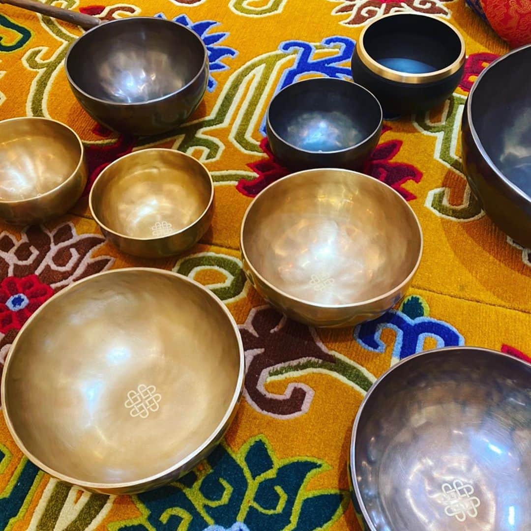 DJ AMIGAさんのインスタグラム写真 - (DJ AMIGAInstagram)「Tibetan singing bowlのお勉強会。手打ちで作られているので一つ一つのボウルに個性がありすぎて、鳴らす場所や奏者によってもかなり変わって、ピッチも計測不能で、、楽しすぎました、。 #倍音浴  #tibetansoundbowls  #tibetansingingbowl  #amanamana #singingbowl」9月26日 11時31分 - djamiga