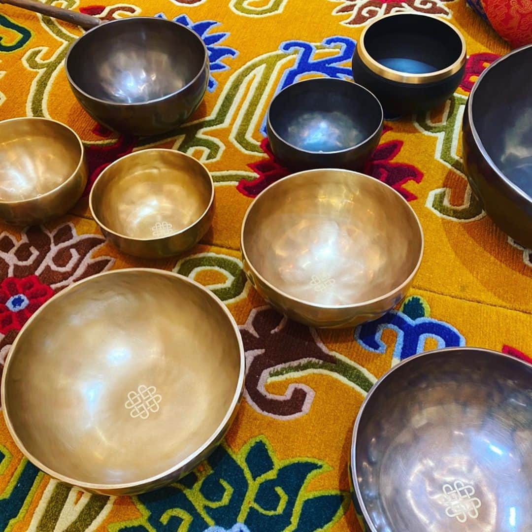 DJ AMIGAのインスタグラム：「Tibetan singing bowlのお勉強会。手打ちで作られているので一つ一つのボウルに個性がありすぎて、鳴らす場所や奏者によってもかなり変わって、ピッチも計測不能で、、楽しすぎました、。 #倍音浴  #tibetansoundbowls  #tibetansingingbowl  #amanamana #singingbowl」