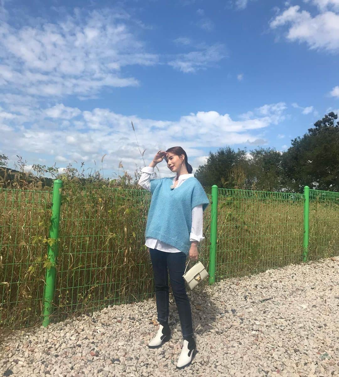パク・シウンのインスタグラム：「#촬영중 #틈새 #협찬사진  #오늘은 #욕심 안부릴께 🤣 #햇살 은 뜨거웠지만 #하늘 이 너무예뻐서 #예쁘게 찍고싶었으나 #얼굴 은 포기 😁ㅋ #너무뜨겁다 🙈 #태양을피하는방법 😆💕 #가을하늘 #💙」