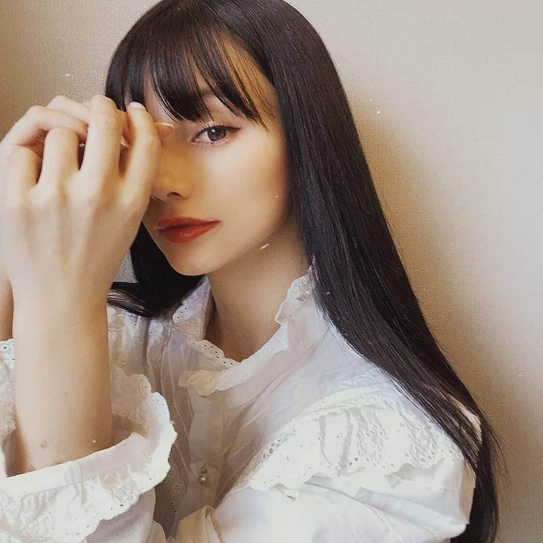 ROIさんのインスタグラム写真 - (ROIInstagram)「ダレノガレ明美さん😍. Instagramでご紹介頂きました。前髪ありもとってもとってもお似合いです✨いつも有難うございます😊. . 担当はいつもディレクターNOGUCHI. . #ダレノガレ明美　さん😍. #ROI#hairsalon #hairarrange #haircut #haircare #hairstyle #hairstyles #青山ヘアサロン #青山美容室 #青山美容院 #表参道美容室 #表参道 #表参道ヘアサロン#表参道美容院 #前髪#前髪アレンジ #前髪カット #前髪長め #前髪ぱっつん #黒髪美人 #黒髪女子 #黒髪ロング #黒髪ストレート #黒髪アレンジ #美髪 #美髪チャージ #美髪ケア #美髪になりたい  . . . . . .  #Repost @darenogare.akemi (@get_repost) ・・・ 前髪💋 @roi_salon  グロスは10月9日発売 CAROME.リップのDeep Red✨ アイライナーはCAROME.ブラック マスカラはCAROME.ロングのブラック✨」9月26日 11時45分 - roi_salon