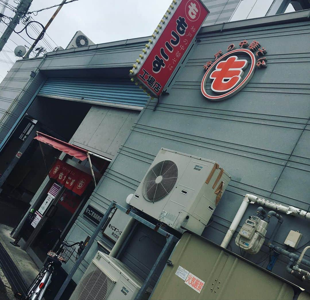 dEnkAさんのインスタグラム写真 - (dEnkAInstagram)「25日ぶりの工場店🍜 美味すぎてスープ完飲😋 焼めし、もはや芸術✝️ これで今日の弾き語り、頑張れる🤘 ごっそさんです🙏  @KobeMoccos   #神戸の中華そば #もっこす #工場店 #チャーシューメン #麺大盛り #焼めしセット #赤玉ミンチ #チャーオー #麺マスター #仙人チャーハン #ラーメン #糖質チャンス」9月26日 11時39分 - denka69er