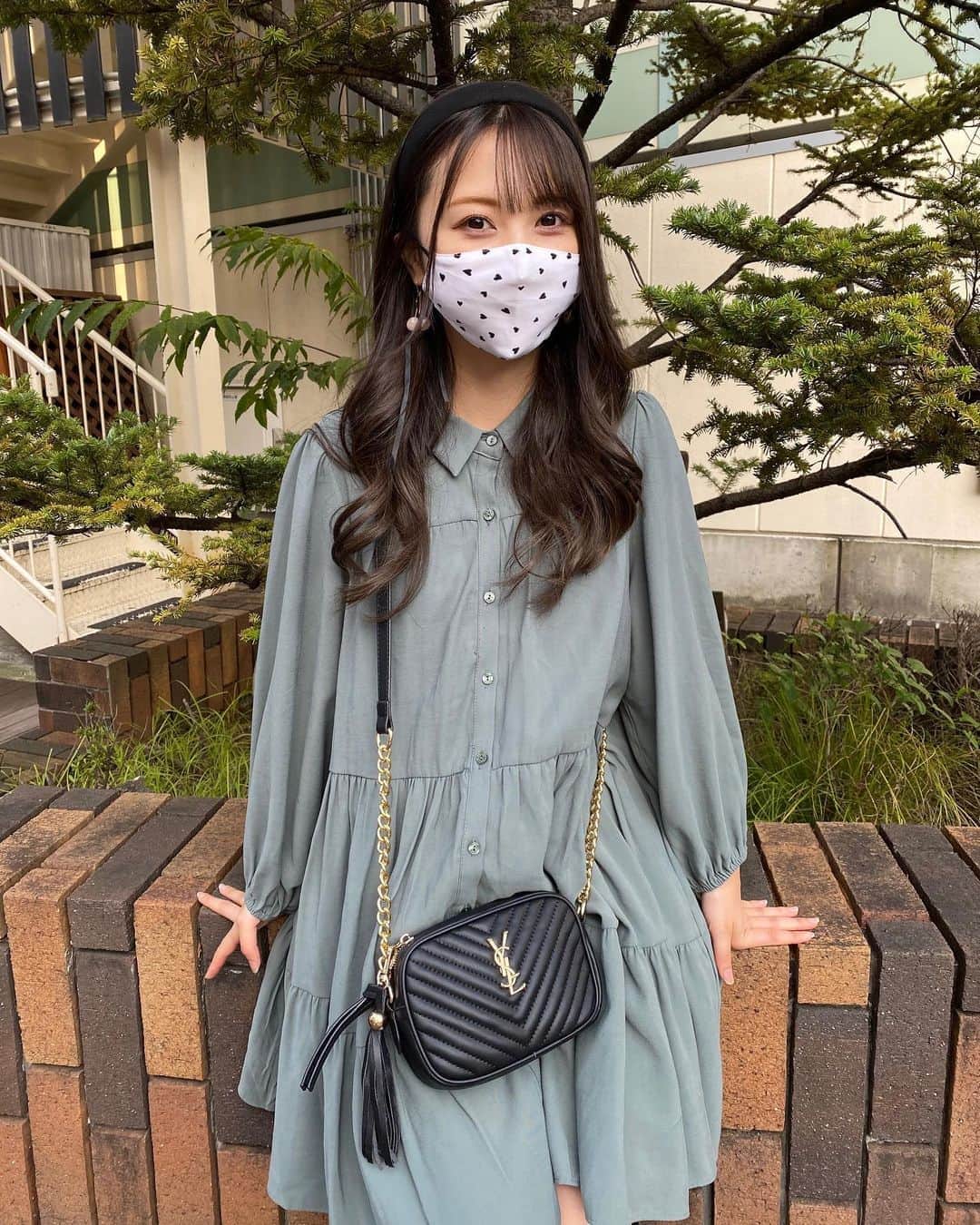 西村季里子のインスタグラム：「・  髪色暗くして 前髪も短めに切ったら ガーリーな格好したくなった🖤  マスクもハート柄🖤🤍🖤 耳にかける紐がリボン結べるようになってて、 長めに紐垂らして見せるの好き🎗  カチューシャも今季何個かゲットしたから、 たくさん使おう〜〜〜🐻🎹🎶  #前髪#前髪カット#ガーリー#ガーリーコーデ  #カチューシャ#カチューシャアレンジ  #ヘアアレンジ#ヘアスタイル#暗髪 #マスク#マスクメイク#ハート柄#❤︎ #ysl#wego#zara#cordinate#ootd #follow#followｍe」