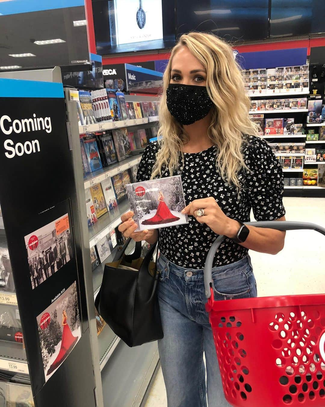 キャリー・アンダーウッドさんのインスタグラム写真 - (キャリー・アンダーウッドInstagram)「As per tradition, had to go buy the CD at the store! As not per tradition, I had to wear a mask! I promise I’m smiling, though! @Target #2020Man #MyGift 🎁✨」9月26日 11時54分 - carrieunderwood