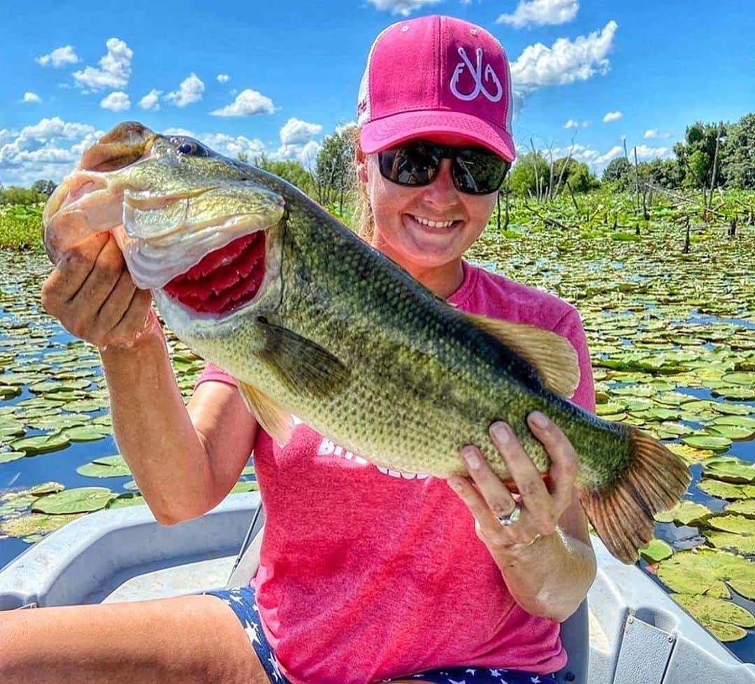 Filthy Anglers™さんのインスタグラム写真 - (Filthy Anglers™Instagram)「Filthy Female Friday my friends. Look at our friend Misty @mistywiseman hanging out in the pads! You see a set of pads like that...you go hunting around them for a big girl right? Well she found one, absolute beauty! Congrats on the catch Misty you are Certified Filthy www.filthyanglers.com #fishing #girlswhofish #bass #bigbass #filthyanglers #anglerapproved #bassfishing #getfilthy #ladyangler #kayak #boat #outdoors #nature #girlsfishtoo #smallmouth #lunker #monsterbass」9月26日 11時58分 - filthyanglers
