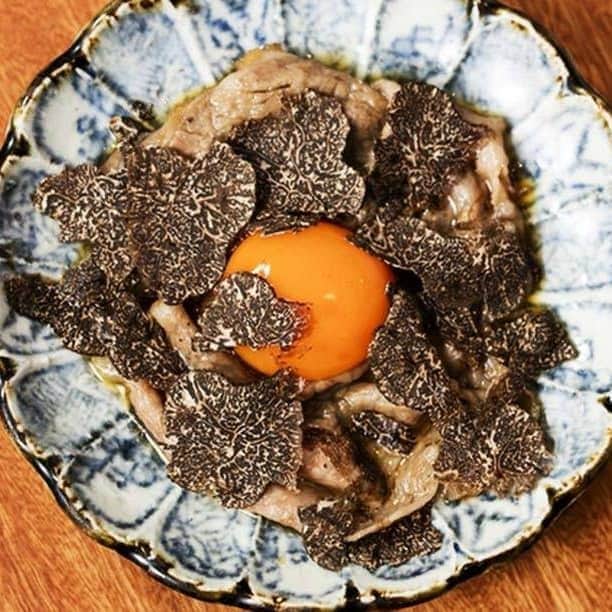 のインスタグラム：「肉寿司肉和食KINTANコレド室町@三越前 ・ 【極上セット】雲丹キャビア握りを含む牛肉寿司8貫や大人気のトリュフすき焼きなど肉和食ランチ ・ コレド室町にある「肉寿司肉和食KINTAN」から、お得なランチプランが登場。  特上カルビの大トロ寿司やフィレ寿司をはじめとした牛肉寿司8貫や、大人気のトリュフすき焼きなど極上の肉料理を堪能して。  期間限定のお得プランなので、早めのご予約を。 ・ 店名：肉寿司肉和食KINTANコレド室町 住所：	東京都中央区日本橋室町2-2-1 コレド室町1 3F アクセス：	東京メトロ銀座線・半蔵門線「三越前駅」A6出口直結、JR「新日本橋駅」直結 ・ 詳しくは、プロフィールURLより↓  @ozmall_restaurant  #ozmall #オズモール #OZグル#レストラン #グルメ #グルメ好きな人と繋がりたい #グルメ#東京グルメ#記念日ディナー#女子会ディナー  #肉#肉料理#肉スタグラム#肉すたぐらむ#肉好きな人と繋がりたい #肉汁たっぷり#肉バル#焼肉#焼肉ランチ#焼肉ディナー #お肉大好き#お肉ランチ#お肉ディナー #肉愛#飯テロ#肉テロ#肉好き女子 #東京ディナー #肉寿司」