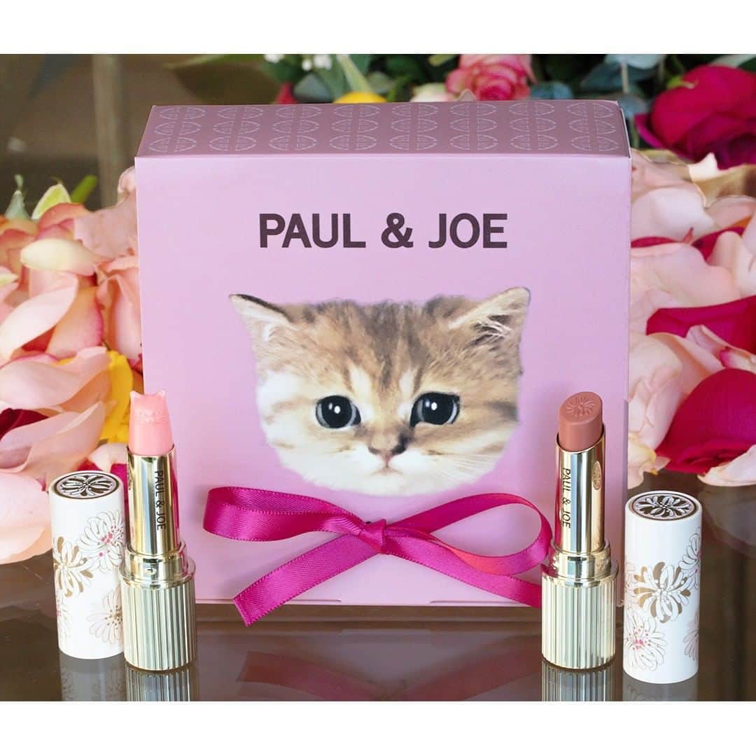 PAUL & JOE BEAUTEさんのインスタグラム写真 - (PAUL & JOE BEAUTEInstagram)「・ We’re getting into the gifting season… how’s this one for you?  For someone fashionable and sensible, try out new ‘fluffy’ matte lip. A single swipe coats the lip in a hydrating matte that’ll melt into the lips for long-lasting wear.  The perfect colors and finish for this fall ♪  ■Lipstick N -New Matte Type- 　5 shades (500s range) ■Treatment Lipstick ■Wrapping Box S All available now in-stores and online  こんなギフトはいかが？  ひと塗りで旬の顔にしてくれる "ふわマット"リップをオシャレなあの人に。 とろけるような感触でうるおいも持続するので これからの季節に大活躍してくれること 間違いなしです♪  ■リップスティック N -New Matte Type- 　全5色 ■リップスティックトリートメント ■ラッピング ボックス S 〈店頭とオンラインショップで発売中〉 #PaulandJoe #paulandjoebeaute #ポールアンドジョー #new #autmncollection #autumn #autumnmakeup #lipstick #mattelipstick #beautiful #beauty #instagood #instabeauty  #美容 #美肌 #ツヤ肌 #透明感 #コスメ垢 #デパコス」9月26日 12時00分 - paulandjoe_beaute