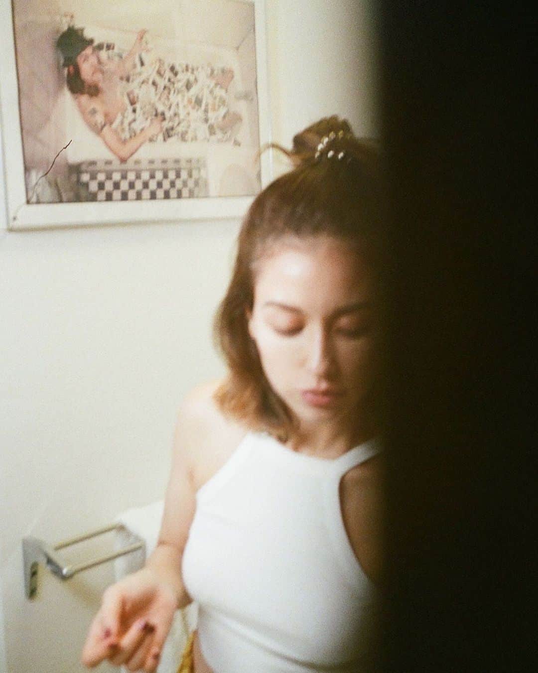 BENIのインスタグラム：「Preorder  #MADEINLOVE with film T-shirt🙌🏼🤍 www.benidaniels.com  HPでT-shirt＋Album予約販売中!! ⠀⠀⠀⠀⠀⠀⠀⠀⠀ BENI DANIELS Debut EP 『MADE IN LOVE』 Release 2020.09.30 ⠀⠀⠀⠀⠀⠀⠀⠀⠀ ⠀⠀⠀⠀⠀⠀⠀⠀⠀ #BENIDANIELS #MADEINLOVE」