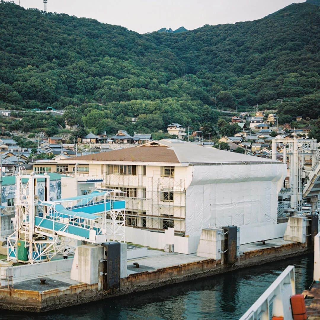 濱田英明さんのインスタグラム写真 - (濱田英明Instagram)「Shodoshima, 2013-2020 - Elies, the place where my precious memories are sleeping like a treasure box. I worked in this island for a long time and stayed at this building many times. Recently I was informed it will be demolished sometime soon. My duty is keeping these photos for the future as long as possible. I know nobody doesn't understand the meaning of them because this is really personal things but I couldn't help posting here. Thanks.」9月26日 12時11分 - hamadahideaki