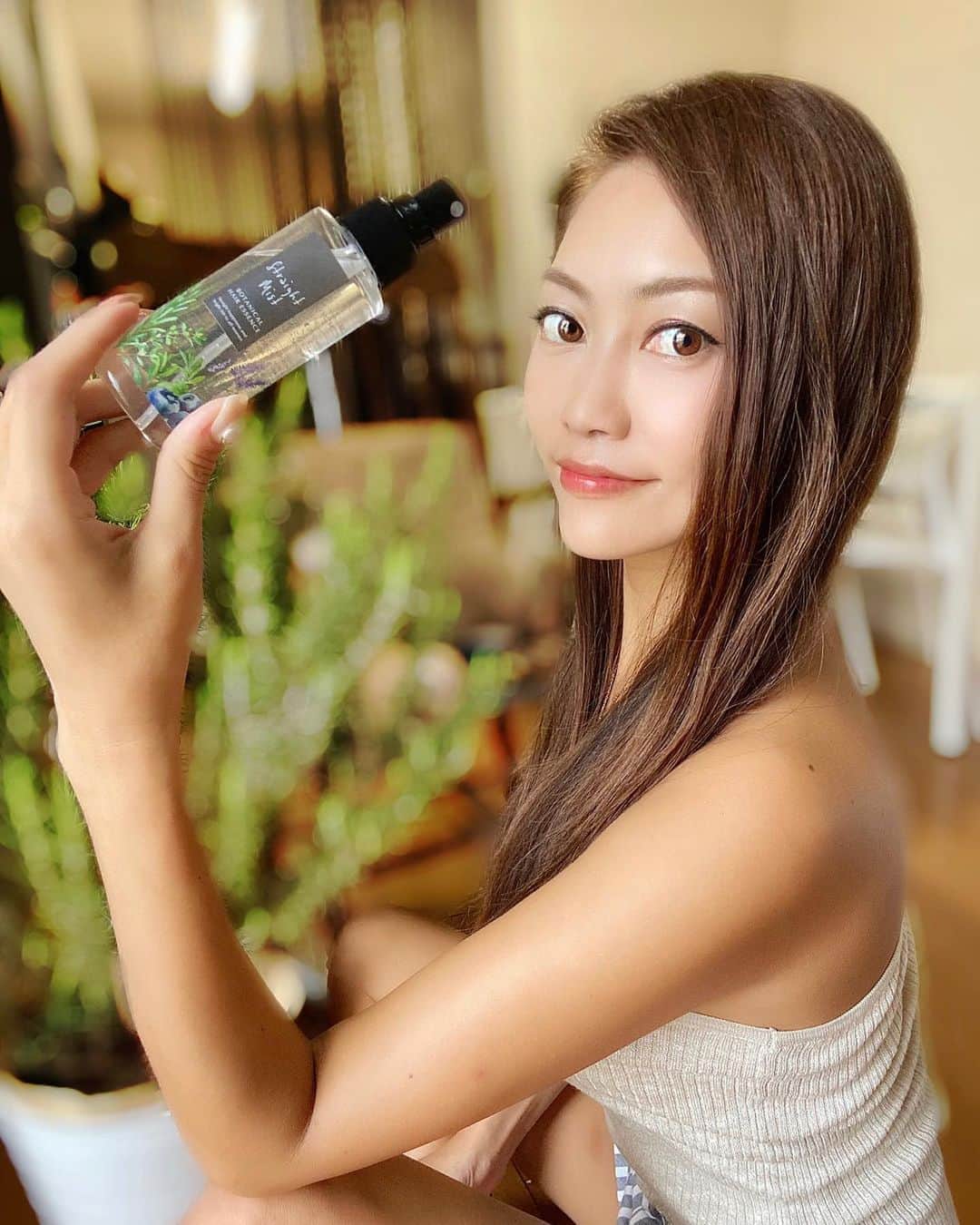 SAORIのインスタグラム：「ヘアケアは大事😋 ドライヤー前にたっぷりつけて乾かすだけ😍 乾かす前にブラッシングすると いつもはクシがひっかかるのに💡 スッと流れてびっくり😳😳 大きくうねってるタイプの私の髪が ドライヤーで乾かすとストレートに❣ 朝のスタイリングが楽になったし﻿ パサつきもケアできて嬉しいな🤗 ✾ #bellapelle#ストレートミスト#ミスト#トリートメント#くせ毛防止#ストレートミスト #くせ毛ケア#くせ毛 #ダメージケア #新感覚 #艷髪 #美髪ケア #ヘアケア #ボタニカル #フローラルの香り #pr」
