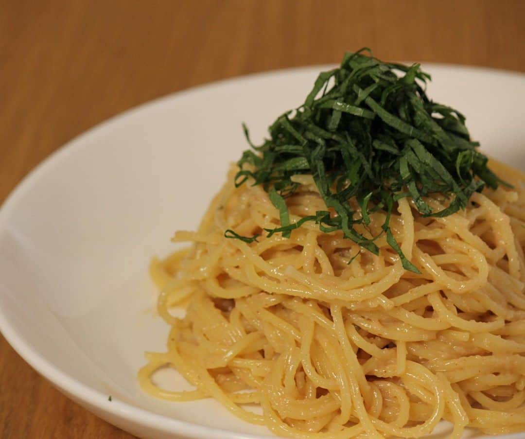 川島章良のインスタグラム：「. . .  今回作ったのは『たらこパスタ』です。  そうです。お子さんも大好きなたらこパスタ。  きあちゃんも大好き。というか自分も好きっす。  何歳になっても好きかもしれない。  たらこパスタってたまに焼けていて色が変わってしまっているたらこパスタありますよね。  このやり方ならたらこが焼けずにお店みたいなたらこパスタになりますよ。  うまだしです。  材料  ・タラコ　一房 ・パスタ　100g ・だしパック　1/2パック ・オリーブオイル　大さじ1 ・バター10g ・大葉　適量  作り方はYouTubeのかわだしクッキングを見ていただきたいです  #かわだしクッキング #だしパック #だしパック料理研究家  #たらこパスタ  #和風パスタ #パスタ #出汁」