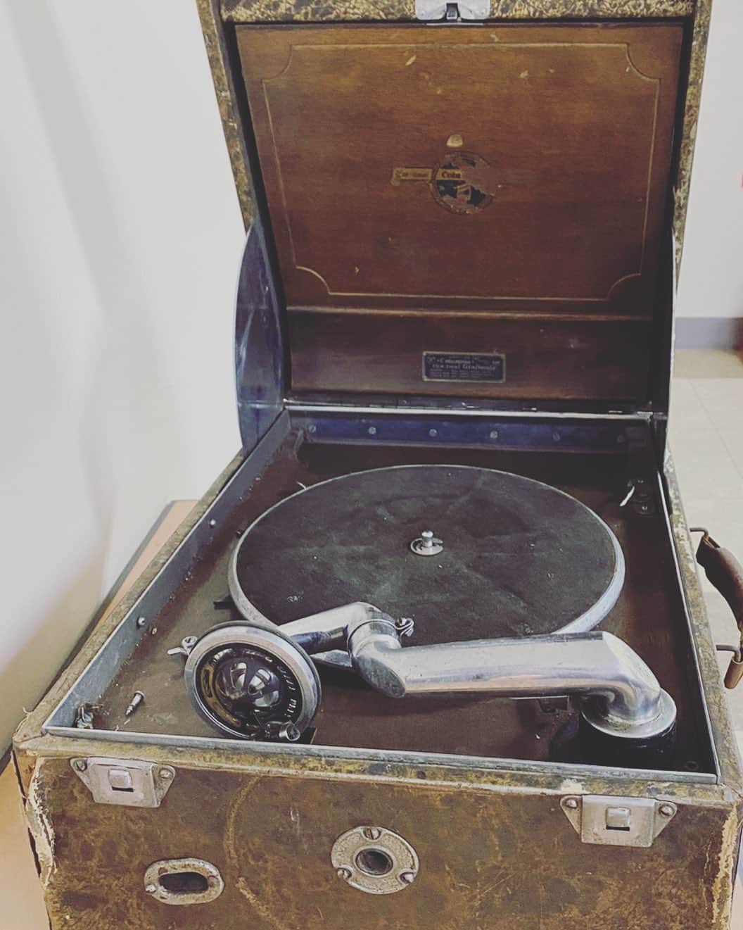 チョ・テグァンのインスタグラム：「70년 이상 된... 할아버지가 실제 쓰셨던 거라는 전축(?) 냄새맡아보고싶다.  #vintage #recordplayer #grandad #1950s or so」