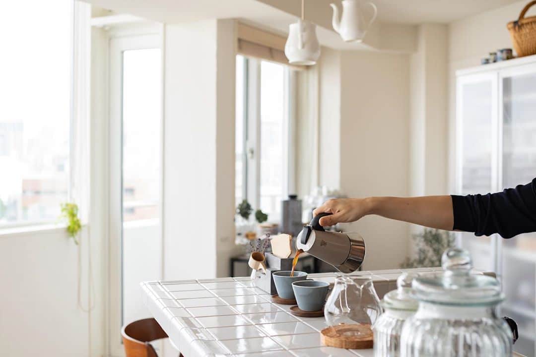 cafe_no_maのインスタグラム：「Saturday afternoon☕ . 雨の続く肌寒い一日でした。 そんな日は、濃い珈琲にミルクたっぷりのカフェラテで。 ・ マキネッタで作るカフェラテ 詳しくは @cafenoma.style」