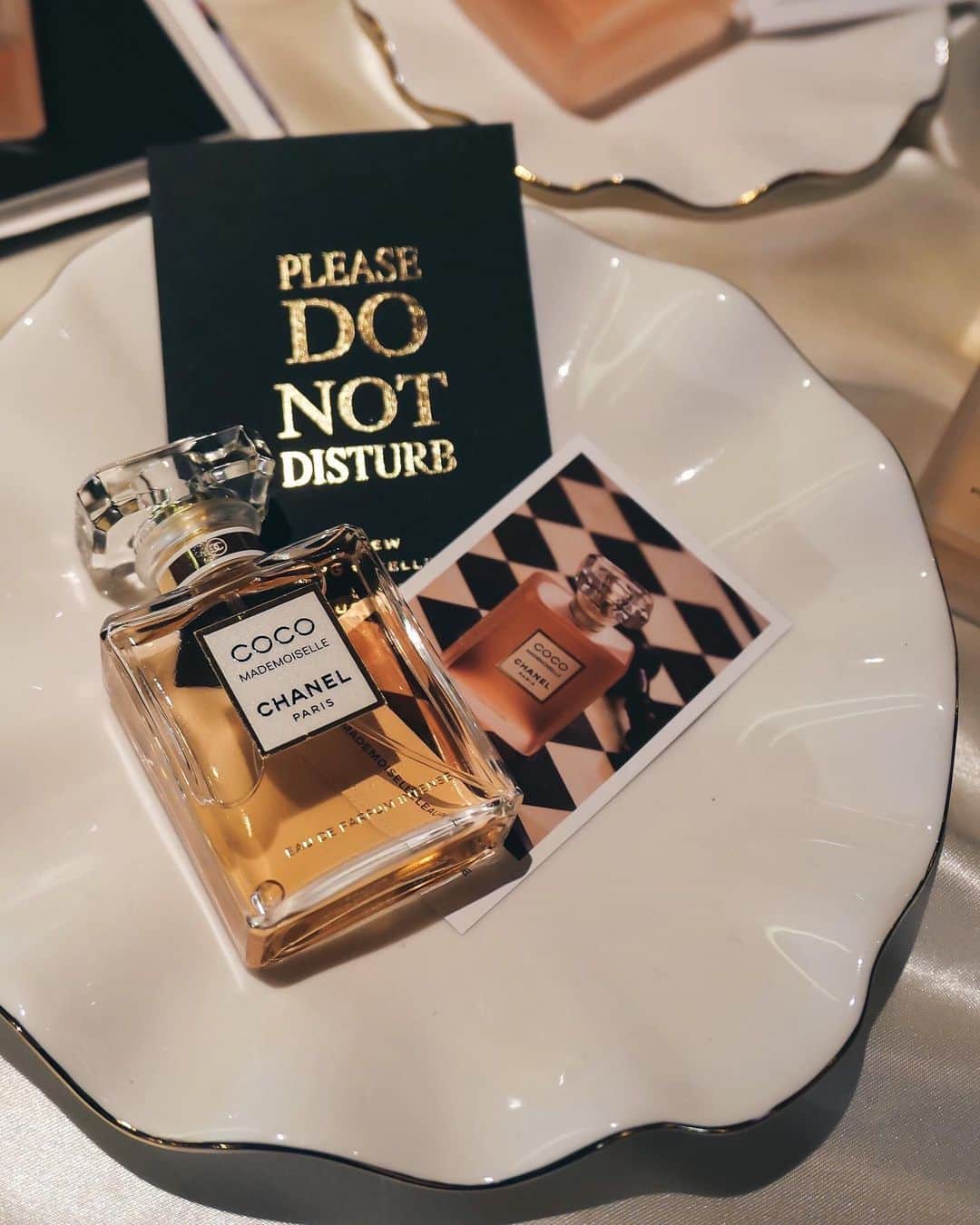 Ruby Kwanのインスタグラム：「Do not disturb. 🖤 Coco Madamoiselle Leau Privée @chanel.beauty  #COCOMADEMOISELLELEAUPRIVEE #CHANELBEAUTY #rougeclosetbeauty」