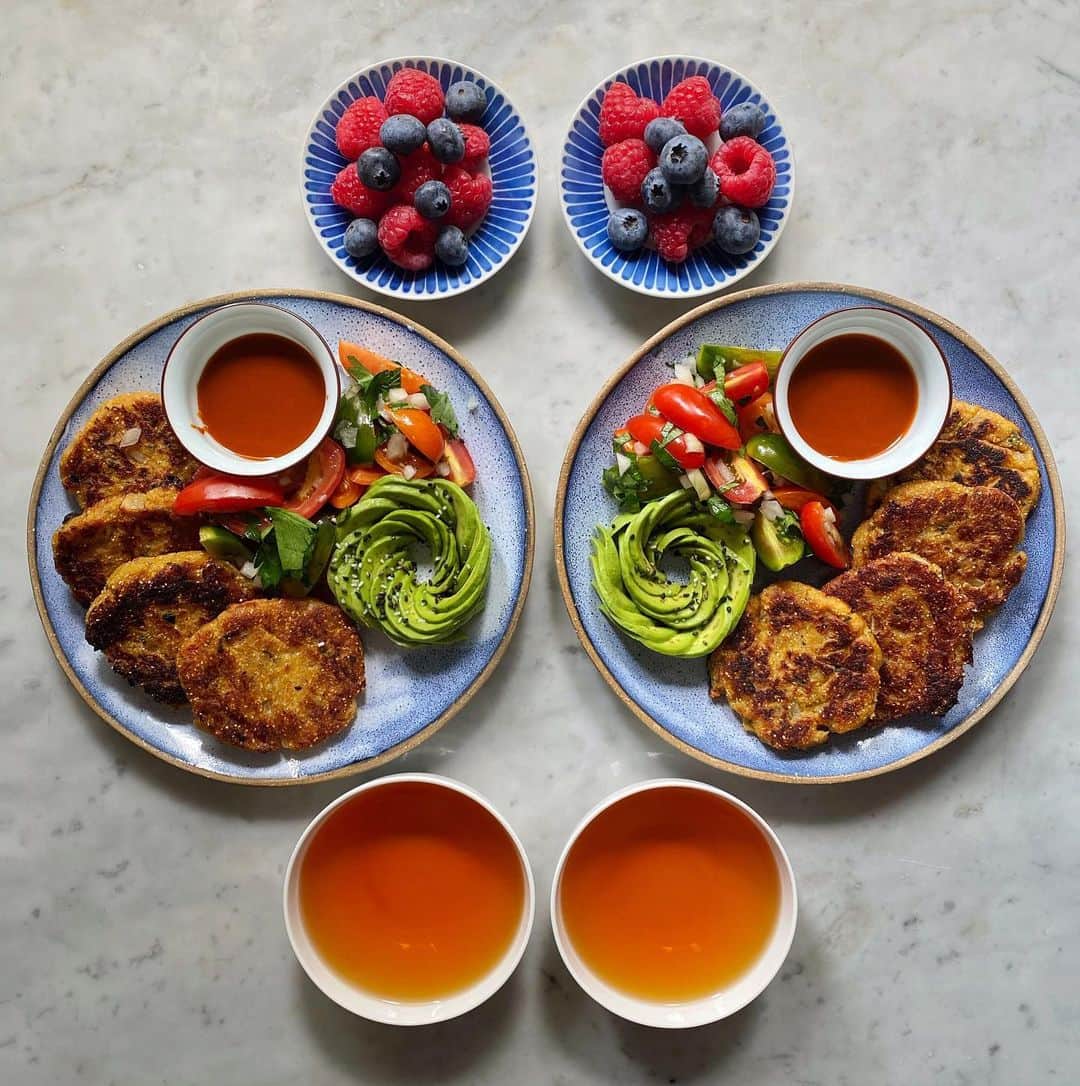 Symmetry Breakfastのインスタグラム：「Tatale, plantain pancakes or fritters, the recipe is from the blog of @immaculatebites (check out her page!) both #vegan and gluten free and exploding with flavour. A Ghanaian classic that’s perfect for using up overly ripe plantain. With a fresh tomato salsa, avocado and my current favourite hot sauce, Valentina 🔥❤️ - - - - - - - - - - - - - - - - Back after a little hiatus, mentally rested and ready to pick up where I left off. I feel sometimes cooking for me is like talking, it’s a language, but recently it felt so wonderful not to cook, not to deal with the prep, the research, the constant cleaning up. I don’t subscribe to this idea of mindful chopping, sometimes I find cooking very stressful! The last two months it’s been like I’ve gone on a silent retreat, just listening for a change. Then I realised how much I missed it and now I’m falling back in love with my kitchen again. Thanks for hanging in there! Mx」