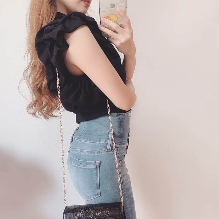 さっぴちゃんさんのインスタグラム写真 - (さっぴちゃんInstagram)「... . 袖にボリュームのあるお洋服が最近好きで パフスリーブのニットを探して夜更かししては 結局違う物を買ってしまう...(☉౪ ⊙)(笑) . 最近のあかりとがっくん👧🏼👶🏼⁎ . 2人の写真、もっと沢山撮りたいのにだいたい どっちかが事故ってる写真になってしまう😂𓂂 . なかなか難しい( •̀_•́)” . ソファーベッドに寝てるがっくんの ぽつんと感が可愛くて連写📷” . ちなみにあかりがお茶やら色んなものを ひっくり返してシミが凄いんですけど、 綺麗に落ちる方法ってないのかな🥺𓂂𓂂 . 最近はお家の中の色んな所に落書きしたり あちらこちらにアートが施されております🖋 . 気付かないうちに書いてるから いつ書いたのこれ🤣！？って毎回びっくり🤗 . . ………………………………(♡)……………………………… .」9月26日 12時25分 - sappi_a2669