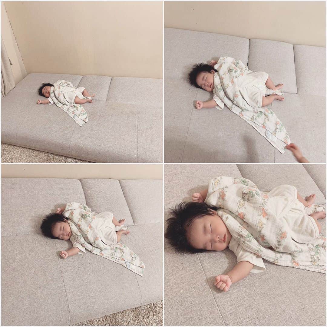 さっぴちゃんさんのインスタグラム写真 - (さっぴちゃんInstagram)「... . 袖にボリュームのあるお洋服が最近好きで パフスリーブのニットを探して夜更かししては 結局違う物を買ってしまう...(☉౪ ⊙)(笑) . 最近のあかりとがっくん👧🏼👶🏼⁎ . 2人の写真、もっと沢山撮りたいのにだいたい どっちかが事故ってる写真になってしまう😂𓂂 . なかなか難しい( •̀_•́)” . ソファーベッドに寝てるがっくんの ぽつんと感が可愛くて連写📷” . ちなみにあかりがお茶やら色んなものを ひっくり返してシミが凄いんですけど、 綺麗に落ちる方法ってないのかな🥺𓂂𓂂 . 最近はお家の中の色んな所に落書きしたり あちらこちらにアートが施されております🖋 . 気付かないうちに書いてるから いつ書いたのこれ🤣！？って毎回びっくり🤗 . . ………………………………(♡)……………………………… .」9月26日 12時25分 - sappi_a2669
