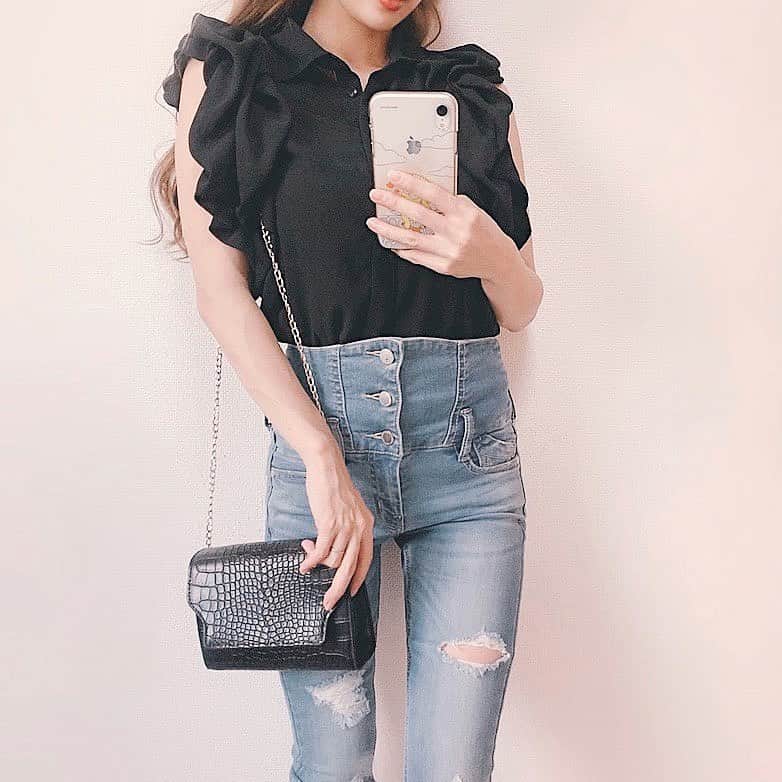 さっぴちゃんのインスタグラム：「... . 袖にボリュームのあるお洋服が最近好きで パフスリーブのニットを探して夜更かししては 結局違う物を買ってしまう...(☉౪ ⊙)(笑) . 最近のあかりとがっくん👧🏼👶🏼⁎ . 2人の写真、もっと沢山撮りたいのにだいたい どっちかが事故ってる写真になってしまう😂𓂂 . なかなか難しい( •̀_•́)” . ソファーベッドに寝てるがっくんの ぽつんと感が可愛くて連写📷” . ちなみにあかりがお茶やら色んなものを ひっくり返してシミが凄いんですけど、 綺麗に落ちる方法ってないのかな🥺𓂂𓂂 . 最近はお家の中の色んな所に落書きしたり あちらこちらにアートが施されております🖋 . 気付かないうちに書いてるから いつ書いたのこれ🤣！？って毎回びっくり🤗 . . ………………………………(♡)……………………………… .」