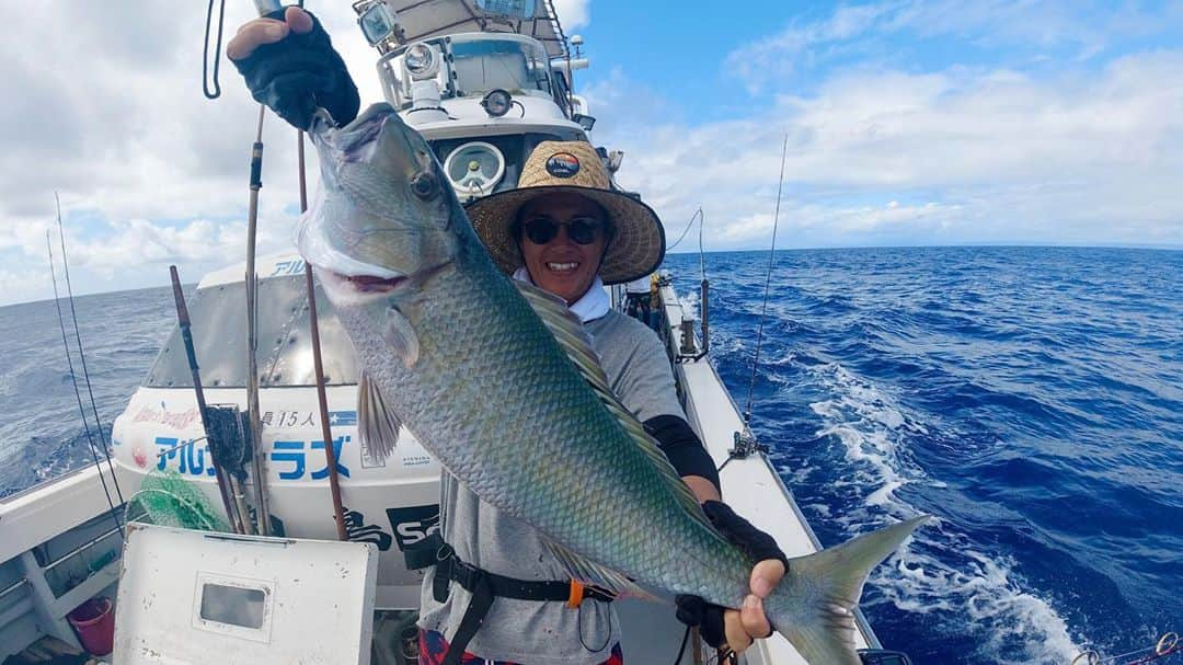 本多洸亮さんのインスタグラム写真 - (本多洸亮Instagram)「釣れたー🐟 俺はカンパチ狙ってたのにアオチビキだった😂 台風の影響でうねりがすごくて軽いジェットコースターです🎢 アルカトラズさん最高👏  #アルカトラズ #奄美大島  #台風被害 #うねりは辛い #beastmaster #beast6000 #shimano」9月26日 12時25分 - kosuke_k42