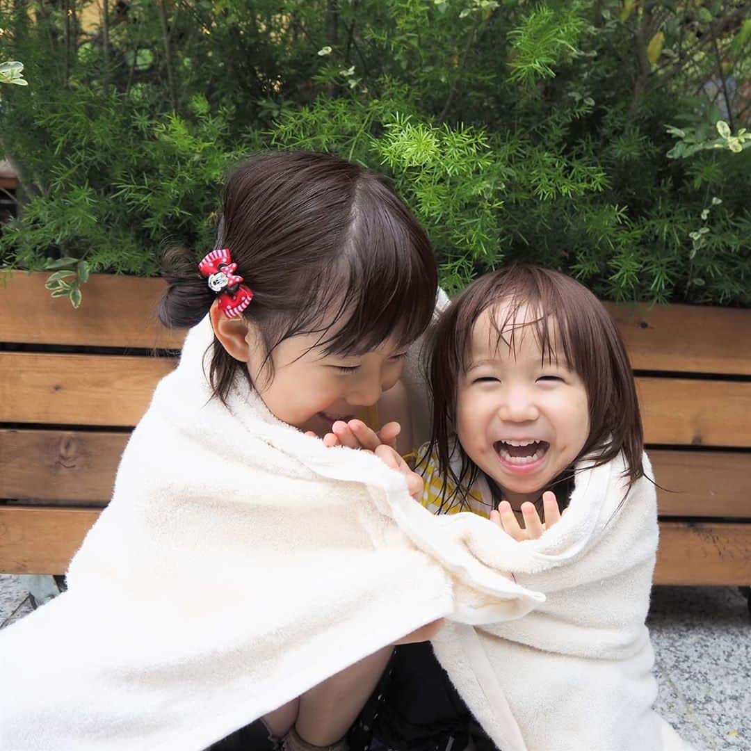 Kuboi Ayumiさんのインスタグラム写真 - (Kuboi AyumiInstagram)「我が家の娘たちは水遊びが大好き。﻿ プールや公園などの川遊びはもちろん、ピュッピュっと水が出てくるような﻿ 遊び場を見つけると、一目散に走り出すので、ママは本当に大変（笑）﻿ ﻿ 娘たちが楽しそうにくるまっているのは、今治タオル日本最高級ブランドの藤高タオル(@fujitakatowelginza)です。﻿ 直接お肌に触れるものだからこそこだわりたいタオル。﻿ 吸収力抜群です！﻿ ﻿ 娘たちが生まれてからはタオルの品質が気になるようになりました。﻿ ふわふわで気持ちがよいので、お昼寝やベビーカーでも使っています。﻿ ﻿ 「世界鶴」というブランドのロゴをリデザインしたロゴもおしゃれ。﻿ 普段使いはもちろん、ギフトにもピッタリです。﻿ 今年はお友達や家族など、出産が多いのでプレゼントしてあげようかな。﻿ ﻿ ﻿ #FUJITAKA #FUJITAKATOWEL #藤高 #藤高タオル #PR #世界鶴 #今治タオル #リンクコーデ #タオル」9月26日 12時34分 - himekagami