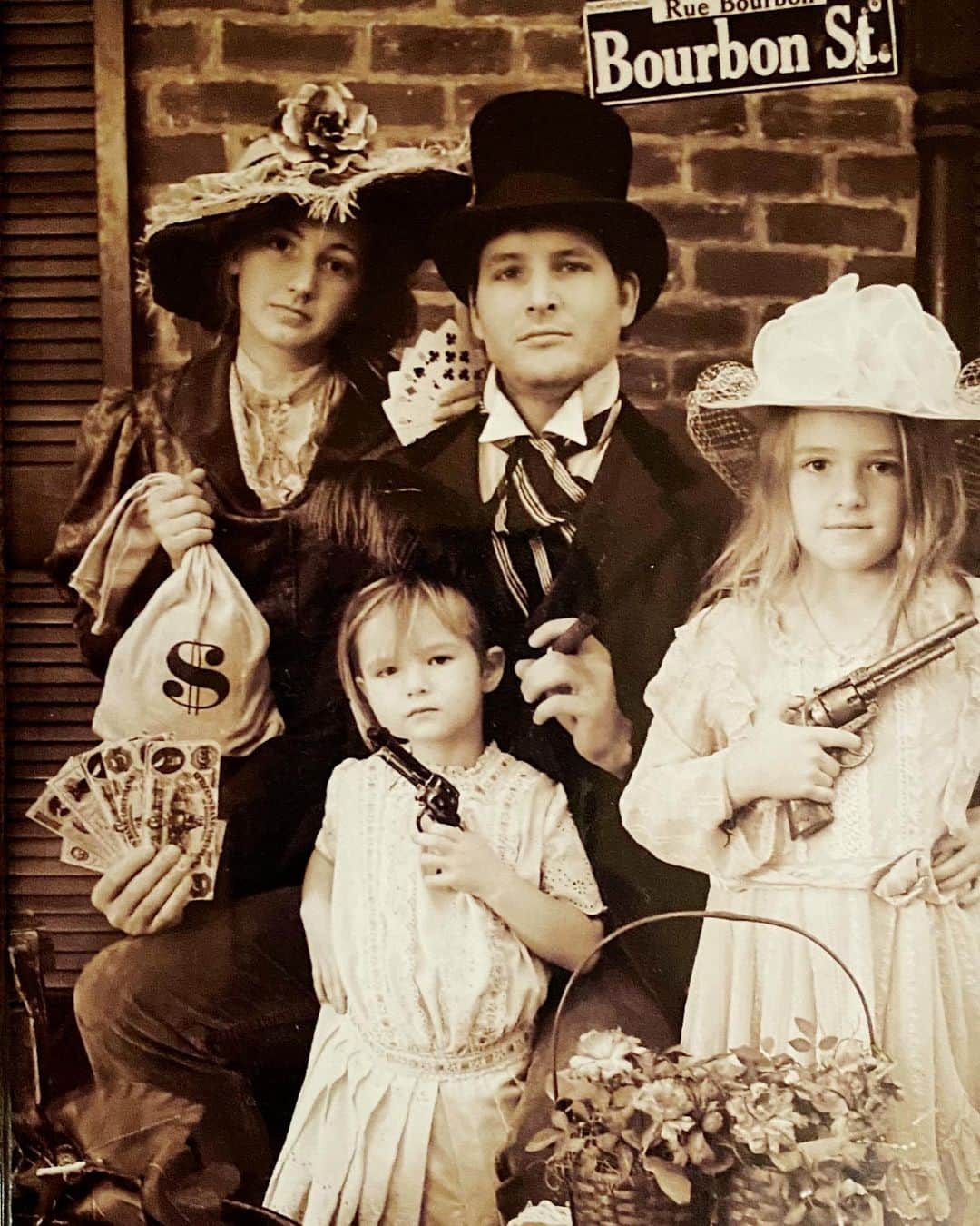 ピーター・ファシネリのインスタグラム：「Happy #nationaldaughtersday  To my gang. Love you girls. Always.  ❤️❤️❤️」