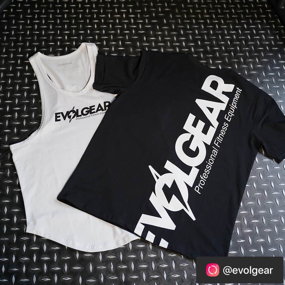 のインスタグラム：「#Repost @evolgear with @get_repost ・・・ 【EVOLGEARのグッズ販売ブース出展！】 9月27日、大阪で行われるコンテスト「EVOLGEAR JAPAN OPEN」にて、EVOLGEARグッズ販売ブースを出展することになりました！ スポンサー契約選手の山岸秀匡、湯浅幸大、廣川翔一選手も愛用するEVOLGEARの公式アイテムです！ 当日は廣川翔一選手もブースに現れるかも…？貴重な機会ですので、ぜひお立ち寄りください！  さらに、ブースにて10,000円（税抜）以上お買い上げ頂いた方には、オリジナルランチバッグ（非売品）をプレゼント！ こちらは先着100名様とさせていただきます！  ▼販売アイテム一覧（全て公式ロゴ入り） ・Tシャツ ・ノースリーブ ・タンクトップ ・フラットキャップ ・ショートパンツ ・ジョガーパンツ ・リストラップ ・シェーカーボトル ・スポーツタオル（大・小） ・パワーグリップ ・マスク ※サイズ・色・デザイン各種ご用意しております。 ※数には限りがございます。ご了承ください。  皆様、ぜひ会場でお待ちしております！  ※新型コロナ感染症対策として、ブースには飛沫感染防止シートの設置と、床面にソーシャルディスタンスシールの添付。スタッフは手袋着用で接客、備品などの消毒を徹底致します。 ご来場の際は、マスク着用のご協力をお願い致します。  ▼大会情報 【NPC WORLDWIDE × FWJ】 EVOLGEAR JAPAN OPEN 日時：2020年9月27日 （日） 会場：大阪狭山市文化会館（SAYAKA Hall) 大ホール(2F) 住所：大阪府大阪狭山市狭山1丁目875-1 会場オープン：午前10:45（予定）  #evolgear #エヴォルギア #エボルギア #山岸秀匡 選手 #湯浅幸大 選手 #廣川翔一 選手 #FWJ #IFBBPRO #トレーニングマシン #筋トレマシン #フィットネス #ワークアウト #トレーニング #パーソナルトレーニング #パーソナルトレーナー #ジム #フィットネスジム #パーソナルジム #パーソナルトレーニングジム #トレーニングジム #筋トレ #ボディメイク #フィジーク #ボディビル #筋トレ女子 #筋トレ男子」