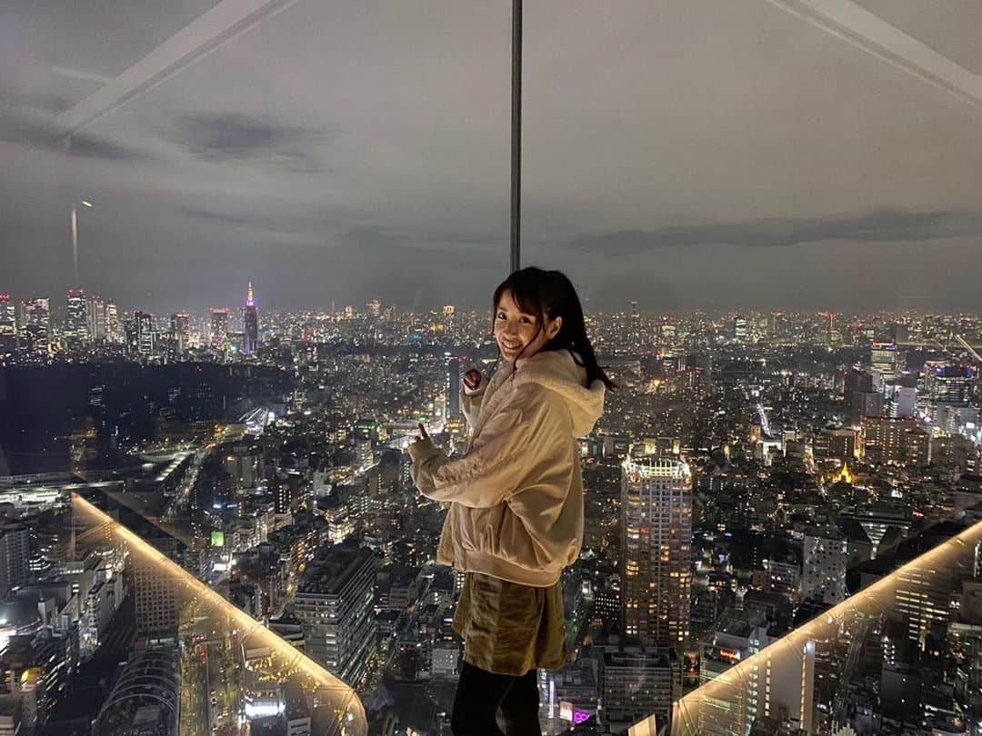 中川杏奈のインスタグラム：「写真は昨年行った渋谷スカイの展望台♡ここ楽しいのでおすすめです🥰✨✨✨ 9/24の渋谷クロスFM おーたPの部屋 第4木曜「ソーシャルインパクト」 ゲストは渋谷観光協会代表理事の金山淳吾さんをお迎えしました(^^) 渋谷のお話たくさん聞かせていただきました♡ 子供の時からよく仕事や遊びに来ていたし、1人暮らしをはじめてしたのも渋谷なので私にとっても思い入れの強い大好きな場所です(^^) 当時は歩いてすぐ109に行ける！と嬉しかったな笑 若者の街だと思っていましたが、近年は再開発によりオフィスビルがたくさん立ったことにより今まで以上におしゃれでおいしいものがたくさんの街になってきました😻 また携帯やPCで遊べるプラットフォーム「バーチャル渋谷」ではバーチャル渋谷内で有名アーティストのライブやアートなど楽しめるそう！ ハロウィン企画もあるとのことで、渋谷まで行けない人にも楽しめますね😻✨✨ (10月9日から、「攻殻機動隊SAC 2045」などNetflixのオリジナルアニメ4本をバーチャル渋谷で配信。アバターで着飾り、友人や知人とチャットしながら作品を楽しめる「ネトフリシネマ」を展開する。 さらに、女性アイドルグループ「BiSH」などによるオンラインライブや、お笑いコンビ「和牛」によるホログラムを活用したお笑いライブなどを行う予定) 渋谷はこれからも日本の最先端でいてくれるでしょう😻👏🏻✨ : 発売ほやほやの渋谷ビールも頂きました🥰 おいしいようなので楽しみ🍺💕 : ーーーーーーーーーー ■放送局：『渋谷クロスFM』 ■番組名：『おーたPの部屋』 ■放送時間：毎週木曜日14:00〜14:50[生放送] ■視聴URL :  http://shibuyacrossfm.jp/ [全国で視聴可] ■番組概要：shibuyacrossfm.jp/program/tur/14.php ■FM視聴：88.5MHz[渋谷区内] ■後援：ドローン操縦士協会 https://d-pa.or.jp/ ーーーーーーーーーー #渋谷クロスFM #おーたPの部屋 #ソーシャルインパクト #金山淳吾 #渋谷区観光協会 #渋谷未来デザイン #渋生ビール #烏龍舎 #OORONGSHA #apbank #TNZQ #ドローン操縦士協会 #吉野次郎 #中川杏奈 #小川夏鈴 #太田勝己 #おーたP #映画 #ラジオ #渋谷 #radio #Shibuya #Tokyo #Japan #model  #渋谷スカイ #shibuyasky  #渋谷ハロウィン #渋谷ハロウィン2020 #shibuyahalloween  : 渋谷でライブをしていたころはライブ会場からお家まで歩いですぐだったので、自分の出番以外はお家で川村ちゃんとごろごろ過ごせて楽しかったな爆🥰✨✨」