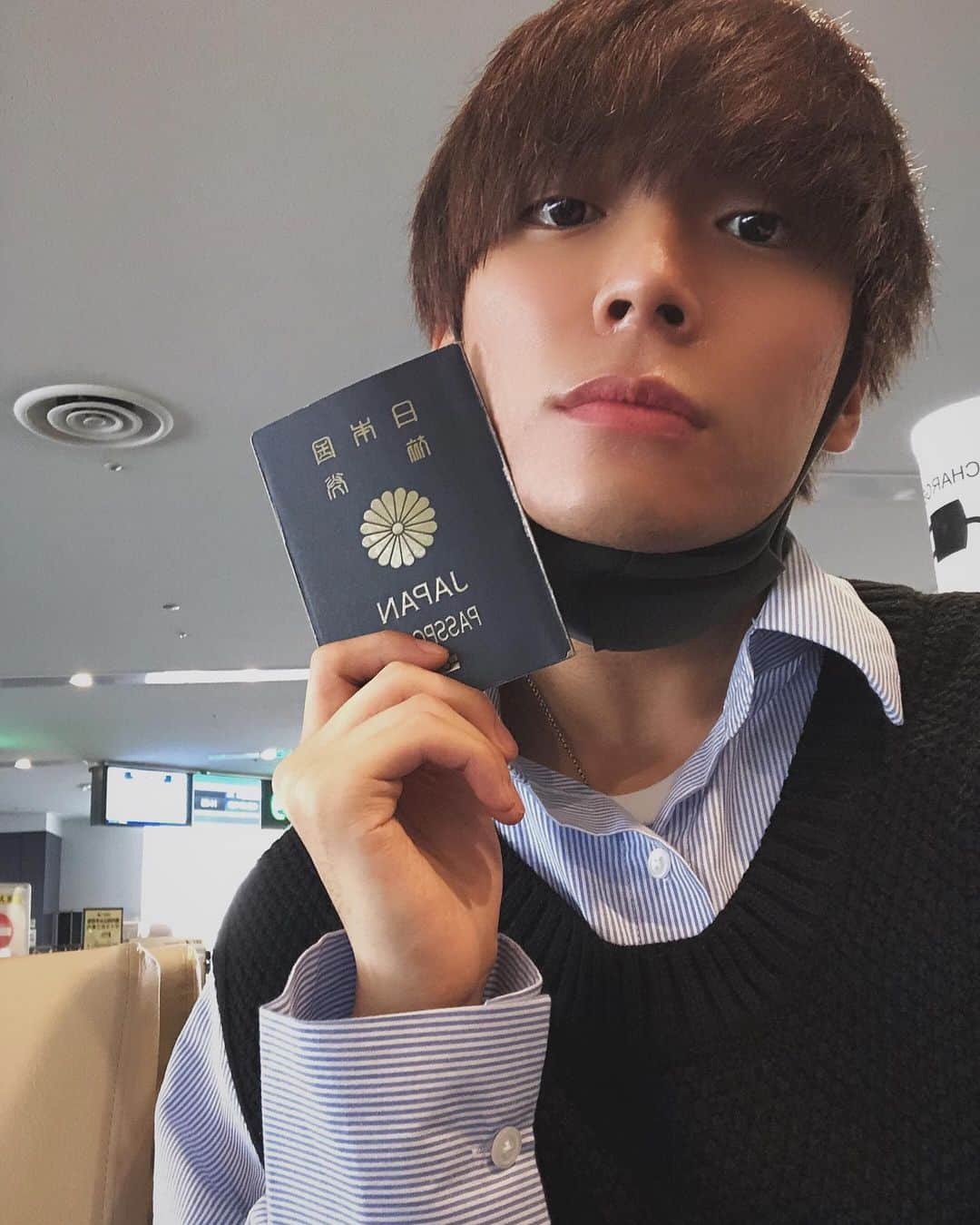 のインスタグラム：「彼は今から国内線で北海道に行きます。 ＊パスポートはいらん、、」