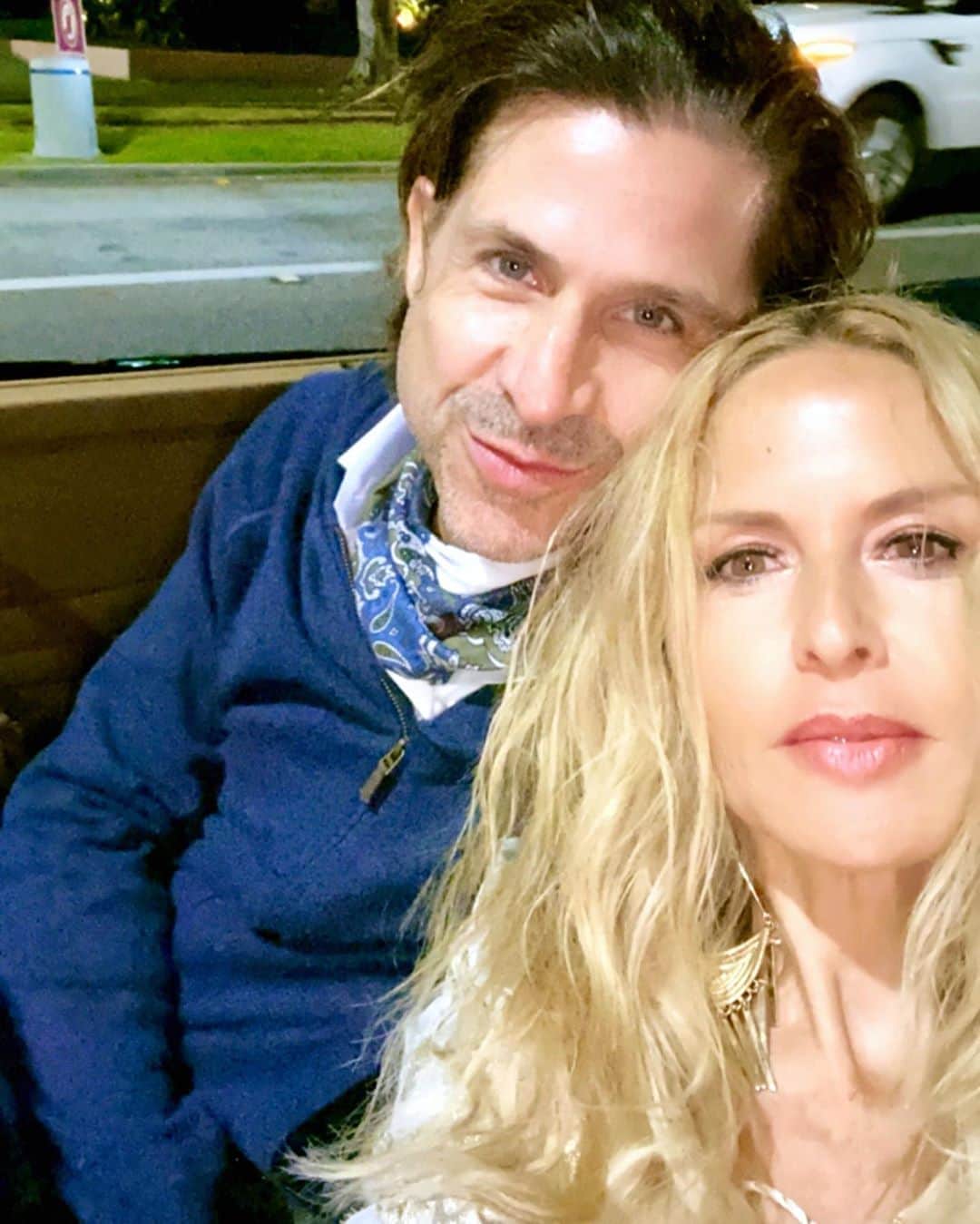 レイチェル・ゾーのインスタグラム：「A shameless stoplight #selfie on mom and dads #datenight 🤦‍♀️ #tgif XoRZ」