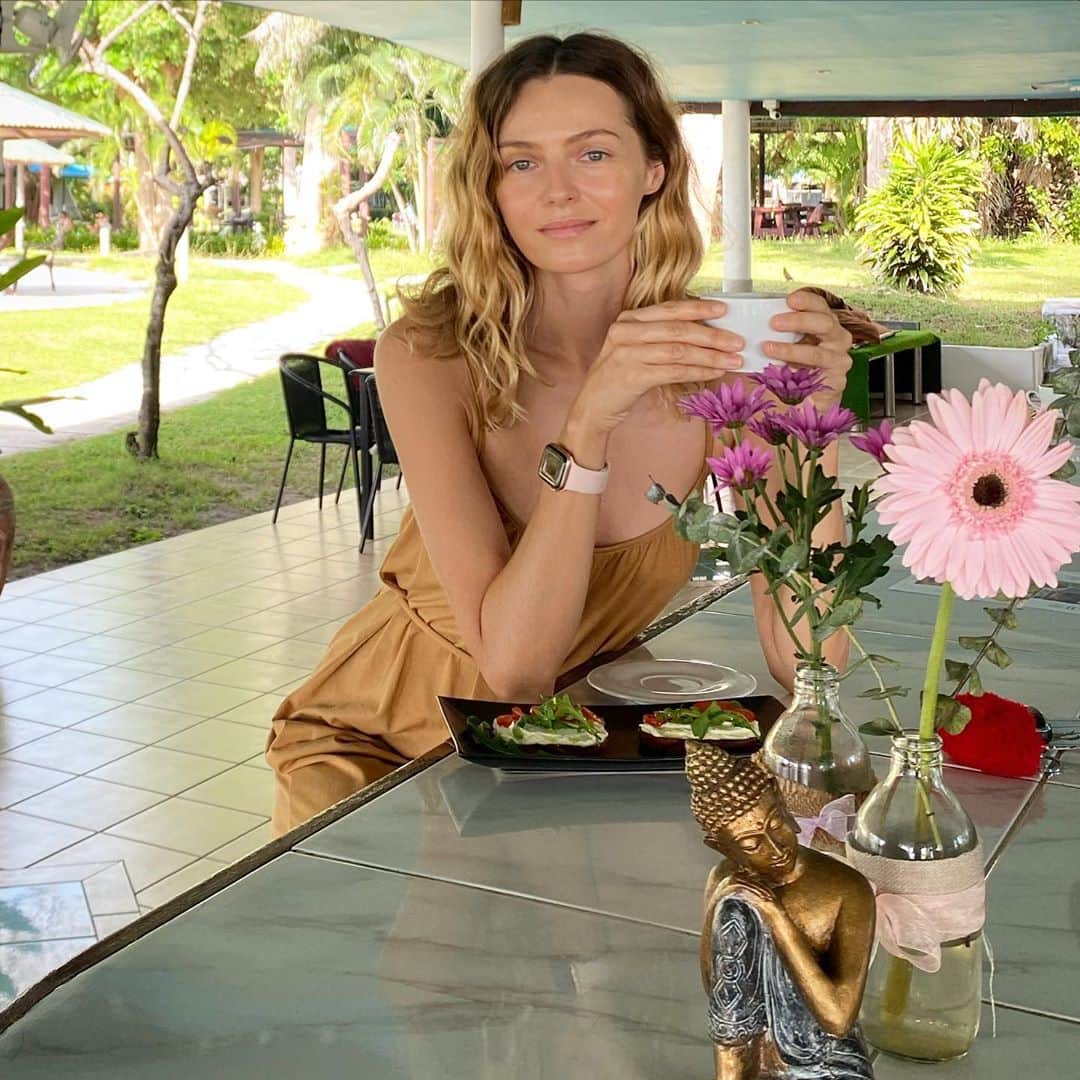ヴァレンティナ・ゼリャヴァのインスタグラム：「vegan toast with raw almond ricotta + coconut cappuccino 😋Good morning world ❤️  #vegan #plantbased #kohsamui」