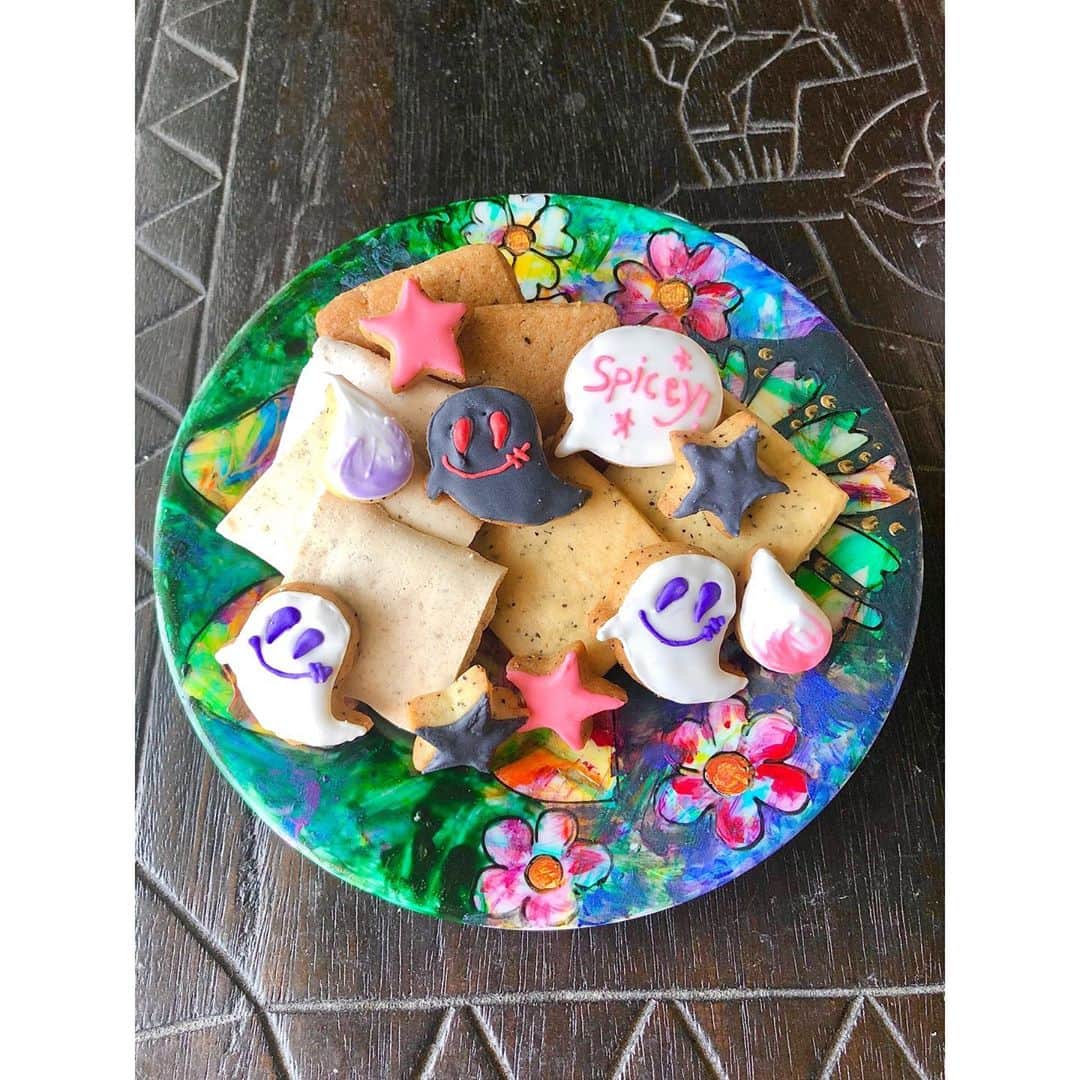 伊藤三巳華さんのインスタグラム写真 - (伊藤三巳華Instagram)「ミスタジオ⭐︎のオリジナルクッキー🍪  『ミミカさんのスリランカのお土産・ スリランカのスパイスで作ったスパイスクッキー❣️』  癒しフェア大阪で初販売で完売🙏✨  某東京のホテルでパテシェを務める パテシェ歴9年の友人ミキティに製作を依頼して始めたスパイスクッキープロジェクト☆🔥💪  普段ケーキを担当してるミキティの作るアイシングは滑らかで口溶け良く 甘々じゃなくて絶品❣️🤤  そして甘党でない方も美味しい❣️❣️ とパクパク食べれちゃう スパイスクッキーは、  🍪クミンとバニラ 🍪カルダモン・クローブ・シナモンのMIXスパイス  ホロホロっと口でほどけるクッキーに、更に程よい香辛料の香りがして美味しさの相乗効果⤴︎✨  スリランカのスパイスの品質の良さ、 そして香りの良さを多くの方に知ってもらい‼️🔥 という伊藤三巳華氏の熱意から生まれたスパイスクッキー🍪✨  今後も新しい改良をしつつ、販売予定ですので、是非是非宜しくお願い致します🙏✨  販売の告知はミスタジオのInstagram またはTwitterでご報告致します😊  #スパイス　#クッキー缶 #アイシングクッキー  #伊藤三巳華　#ハロウィン」9月26日 12時51分 - mimika666