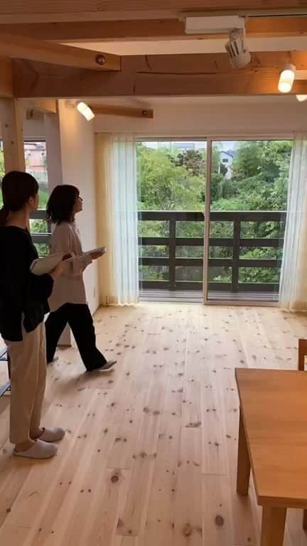 satsumahomeのインスタグラム：「お家で楽しめるLIVE見学の見逃し配信！  ・ ————————————————————— さつまの注文住宅  @satsumahome ————————————————————— さつまのYouTube  @satsuma.youtube ————————————————————— さつまの資料請求 @sh.request ————————————————————— さつまのイベント @sh.eventinfo ————————————————————— さつまのLINE 　　@sh.lineinfo ————————————————————— ・  #さつまホーム #無添加住宅 #漆喰 #無垢床 #goooodhome #キッチン #オリジナルキッチン #カウンターキッチン #杉 #stayhome #home #自粛 #配信 #白い家 #ライブ配信 #配信 #LIVE #モデルハウス #森林 #森 #景色 #ナチュラル #ナチュラルデザイン #オンライン #小上がり #勾配天井」