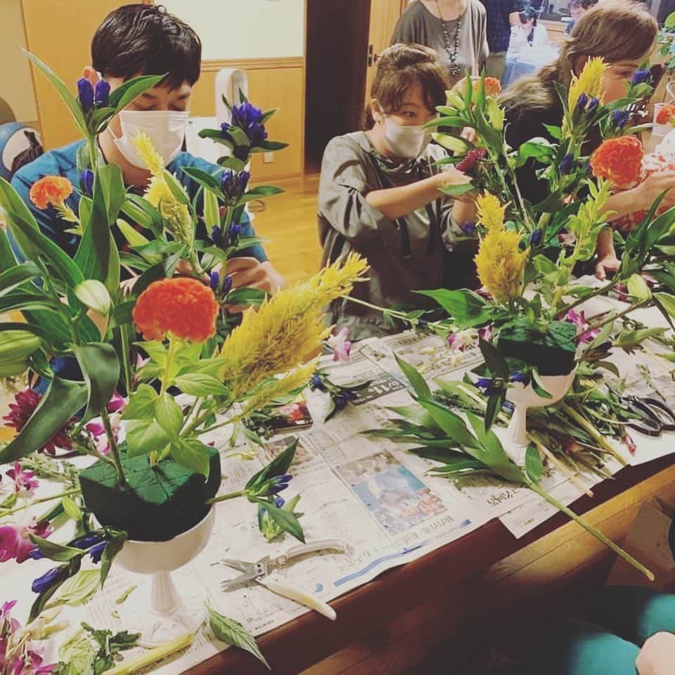 宮田麺児のインスタグラム：「日々鍛錬  #生け花 #活け花 #オアシス #挿すタイプの生け花」