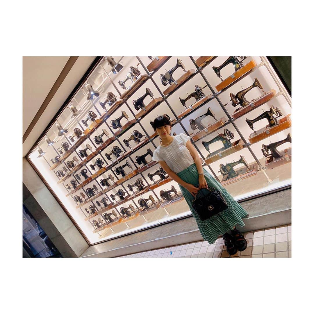 福原愛さんのインスタグラム写真 - (福原愛Instagram)「ミシンと私。 撮影者の個性がでますね👀 １枚目と２枚目どちらがお好きですか？ 裁縫機跟我 能感覺到攝影師的用心 大家喜歡哪一張呢？ @chiang111222💚」9月26日 12時59分 - aifukuhara9113