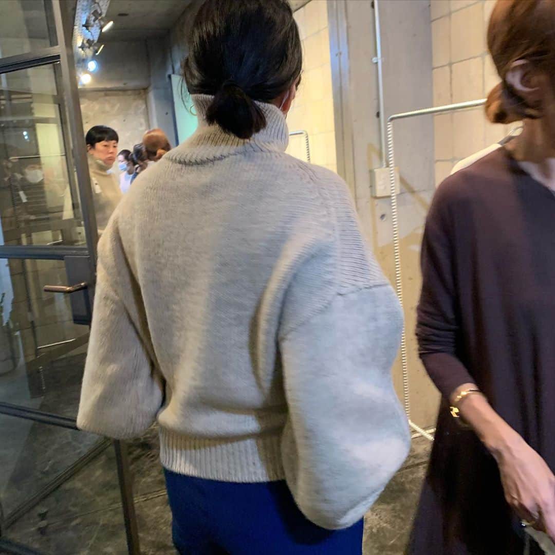 早坂香須子さんのインスタグラム写真 - (早坂香須子Instagram)「友人たちが着てくれていろんな角度で見れた時に、佐藤繊維の技術力を改めて実感しました。  ゆるめハイネックなのに首が綺麗に見える作り。  肩の落ち感の部分は曲線美を保ったまま形崩れ無いよいうなしっかりした織り。  裾に向かい少しずつ細くなるのに丁度良いブラウジング感がでるので体型が気になりきくい（ここ私のこだわり！）  両手を上げても裾がずり上がらない。  袖の膨らみから絞りまでのエアリーな立体感。 　 正樹社長に語らせたらもっとこだわりポイントあると思う。（←止まらないから割愛w）  Sサイズは丈が短めが好きな方、ハイウエストのボトムやふわっとしたフルレングスのワンピースなどに合わせても可愛いです。  MLサイズは身幅は2センチほどの違いで、着丈は丁度裾のリブ分長い感じです。 （最後の酒枝エミリちゃんと並んでるのがわかりやすいかな？）  背の高い方、腰回り気にせずゆったり着たい方におすすめです。  詳しくは @___gea___ の特設サイトにて 9/30 15時まで受注受付中です。  写真前半の7枚サイズS 写真後半3枚サイズML  チクチクしませんか？というお問い合わせをいくつか頂いてます。 ざっくりニットの風合いを活かしてますが、生地自体は滑らか。水に柔軟剤を入れて1度通すことで柔らかくなるそうです。  私はチクチクしませんし、試着した友人たちからもチクチクするとは言われませんでしたが、敏感の度合いにもよるかもしれません。 明快な答えにならず、申し訳ないです。  #佐藤繊維と早坂香須子  #佐藤繊維 #kone #早坂香須子 #ダンちゃんニット #山形県寒河江市 #郷土愛コラボ」9月26日 13時00分 - kazukovalentine