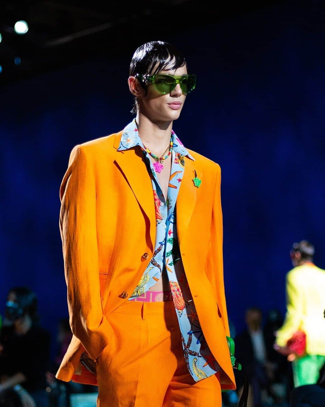 ジャンニヴェルサーチさんのインスタグラム写真 - (ジャンニヴェルサーチInstagram)「Boardroom to beach 🏝 louche tailoring meets bold prints on the #VersaceSS21 runway. See all the looks through the link in bio. #Versacepolis #MFW」9月26日 13時00分 - versace