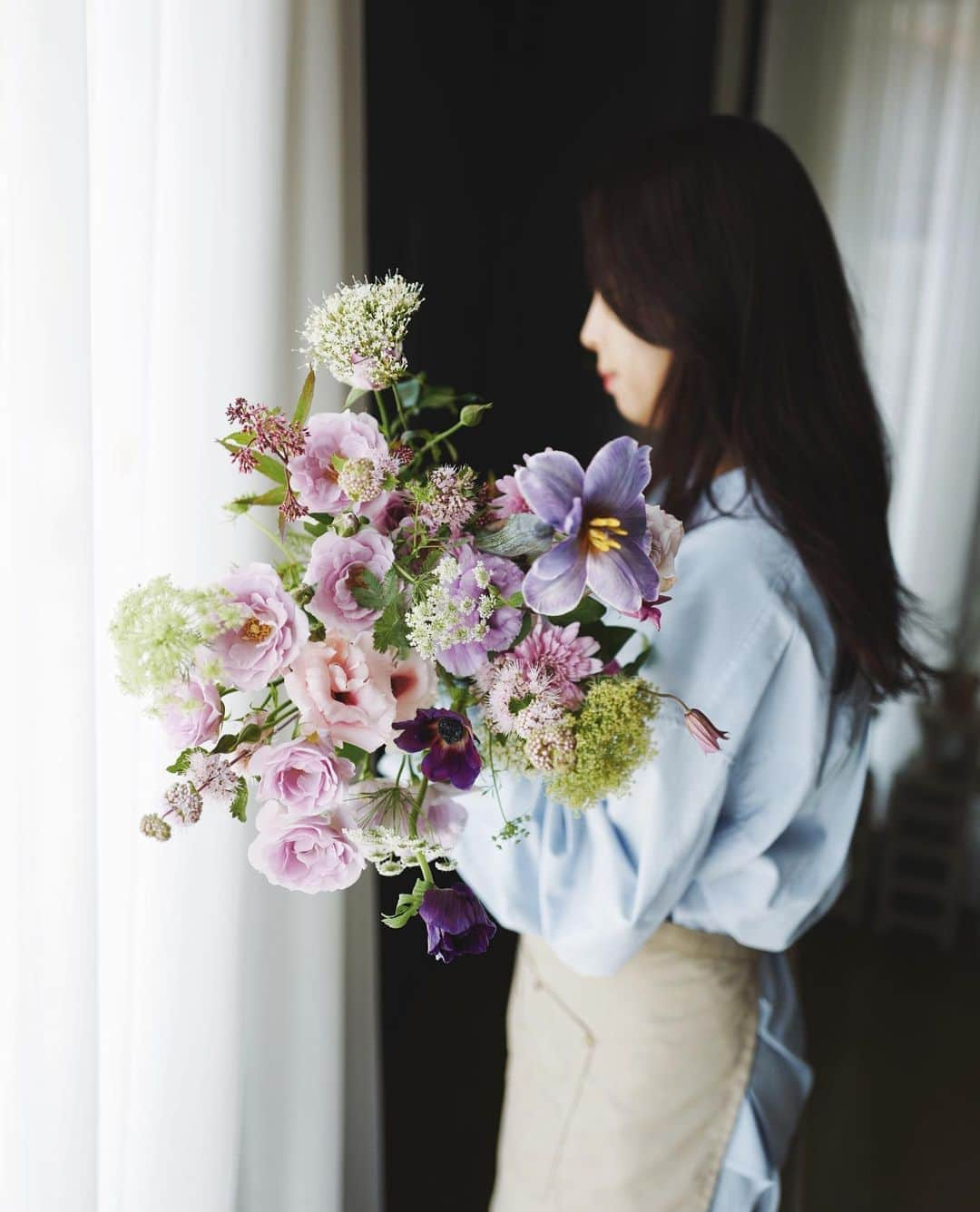 JF flower Shopさんのインスタグラム写真 - (JF flower ShopInstagram)「예쁘ㅏ 🧚  Jf flower shop  . . . .#2020jfflowershop #jfflowershop #flower #florist #floral #flowerlesson #koreanflorist #flowerstagram  #koreanflower  #웨딩부케 #플로리스트 #플로리스트수업 #플라워레슨#핸드타이드  #범계플라워레슨 #안양웨딩 #플라워레슨 #꽃꽂이수업 #안양꽃집 #범계꽃집 #평촌꽃집 #과천꽃집 #인덕원꽃집 #동편마을꽃집 #포일동꽃집 #내손동꽃집  #의왕꽃집 #花#花艺设计」9月26日 13時05分 - jfflowershop