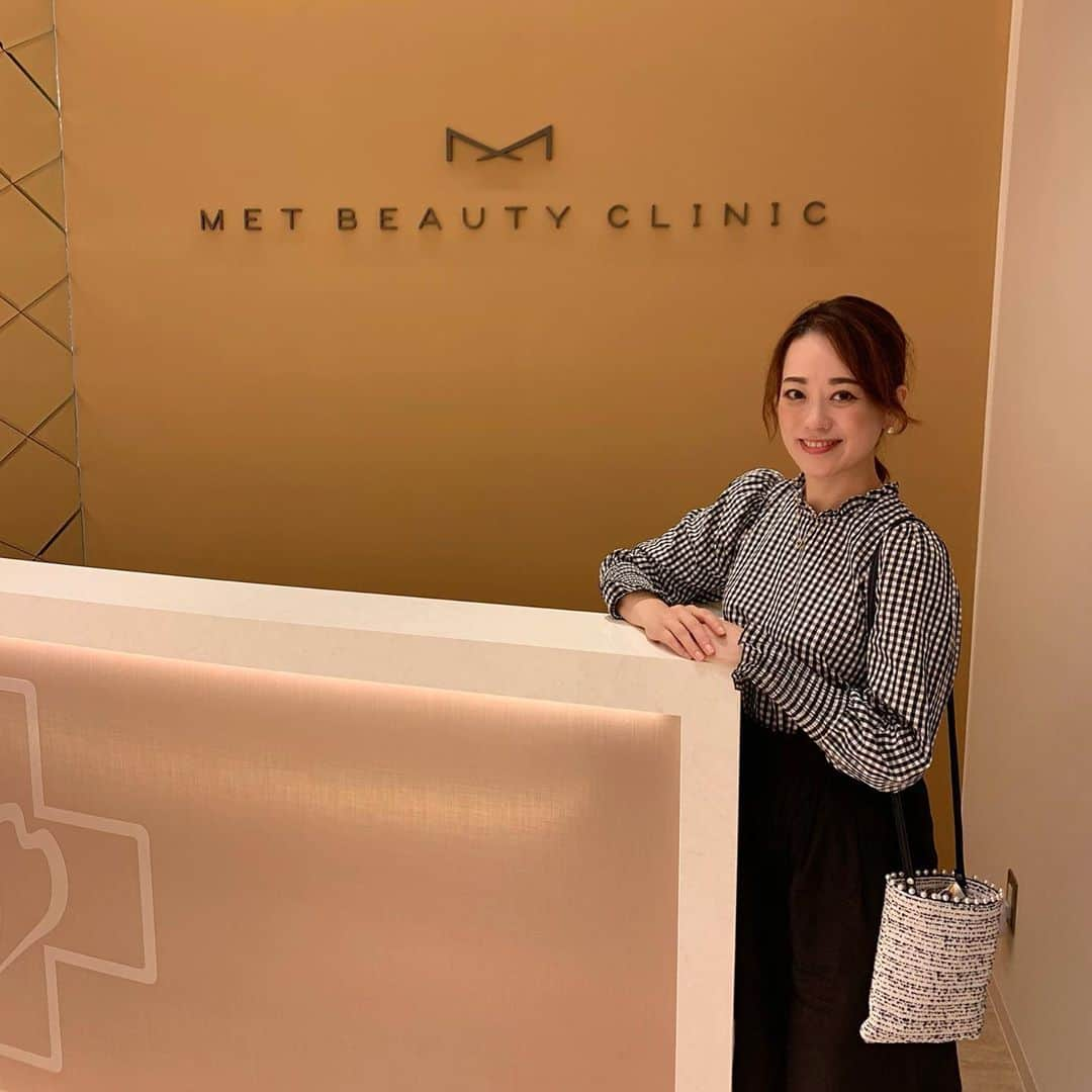 沢瀉美緒さんのインスタグラム写真 - (沢瀉美緒Instagram)「※ At beauty salon @met_beauty_clinic 💄 . 表参道にできたばかりのMET Beauty Clinic に 行ってきました✨ . バレエの発表会も夏らしいことも 終わったので、メンテナンス再開‼️ . #ピコトーニング と #エレクトロポレーション を 受けてきました✨ . 人によって悩みは色々だと思うけど、 私はシミや肝斑が最近気になるので、 ダウンタイムがほぼない、ピコトーニングを することに。 . レーザーを1兆分の1秒の短い時間照射することで 肝斑やシミ、そばかすやくすみの改善を目指して😋 . そしてイオン導入の約20倍の美容成分を 肌に浸透させることができる エレクトロポレーションもお願いしました。 . （3枚目は終了後です） ラグジュアリーな空間で立地もいいので 通いやすいこと間違いなしです💛 . 帰りにはいつものcobi coffeeに。笑 . オープンキャンペーンがあったり、ここを 見てくださっているフォロワーさんには 美肌注射をプレゼントしてくださるみたいです💉 私もして欲しい😭笑 . . #ピコトーニング #ep #エレクトロポレーション #metbeautyclinic #メット #メットビューティークリニック #表参道 #omotesando #美容 #beautycare」9月26日 13時06分 - mio_omodaka