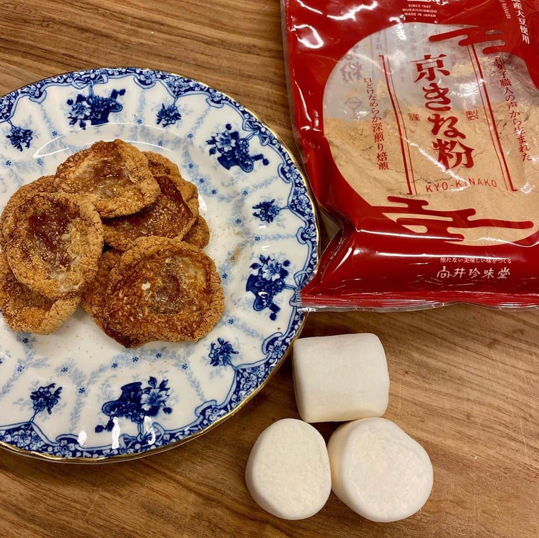 工藤静香さんのインスタグラム写真 - (工藤静香Instagram)「先ほどストーリーズのケーキは、いつも作る感じですので、簡単で直ぐ出来るまだ紹介していないおやつを載せますね。 名前はないから、そうですね、、 「マシュきなパリ子」にします。 大きさによりますが、マシュマロを三つに切ります。きな粉を入れた容器にマシュマロを入れ指でマシュマロを潰すようにきな粉を絡めます。オープンペーパーに乗せ180°で10分くらい。平たくくつくつしていたら完成です。 冷めたら固くなりますので、それまで火傷をしてしまうので触らないでくださいね！ マシュきなパリ子、美味しいです  バーベキューで使用したマシュマロが余っていたので😊」9月26日 13時06分 - kudo_shizuka