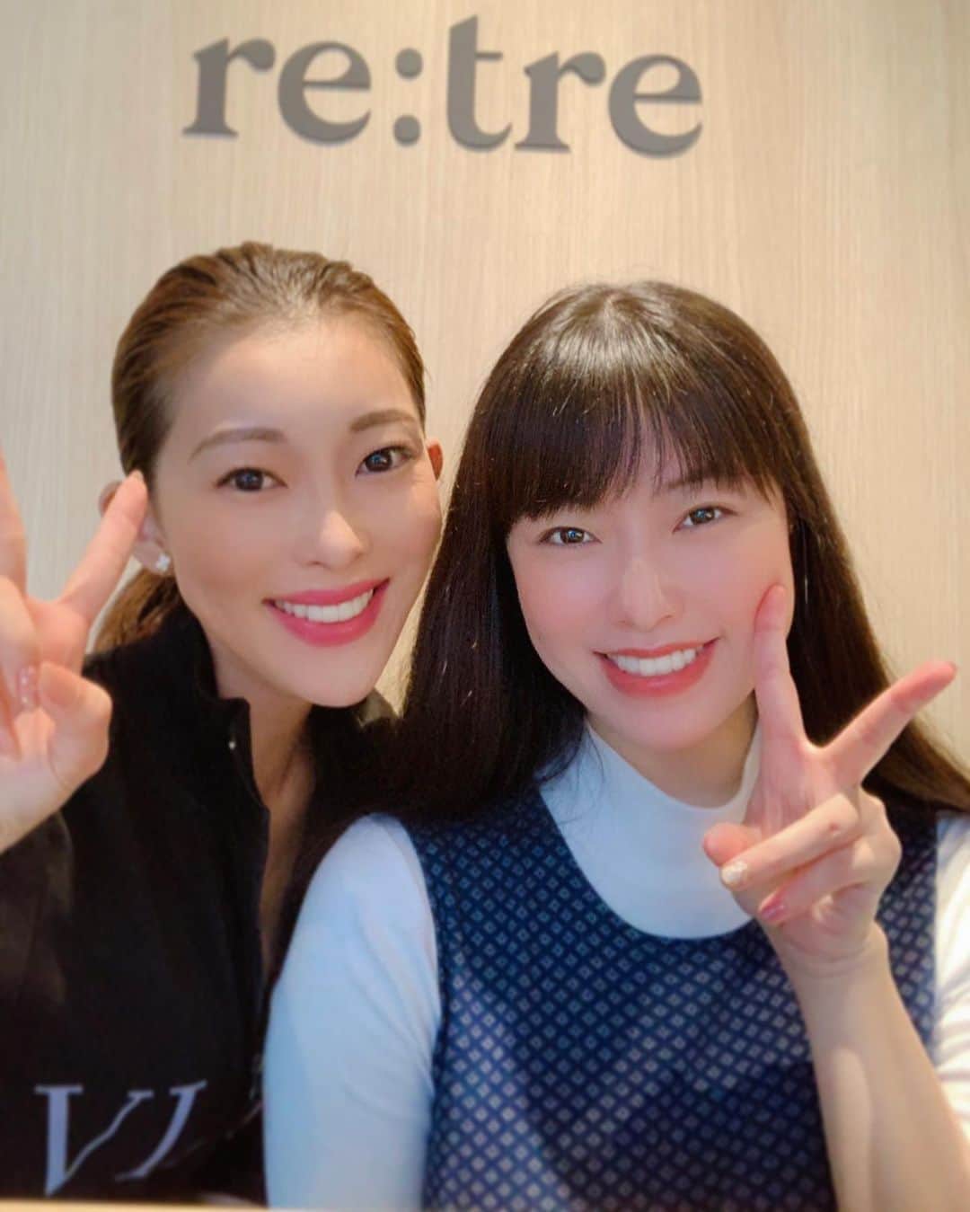 のインスタグラム：「8年ぶりの再会❣️ 昔、出演した舞台で、真由子さんがBプロ、私がCプロで主役ヒロインをやっていたのですよ〜〜！ その時は真由子さんが凄く大人の女性に見えて、凄くキラキラしてて、一緒に写真撮るのも話し掛けるのも緊張してたなー笑 今も優しく、更にキラキラしているお姉さん…💓 今日は真由子さんのヨガレッスンを受けて来ました♪ 次回からはビシバシしごいて下さい🤣 #兼下真由子 さん #パーソナルトーレナー #retre #ヨガ #yoga」