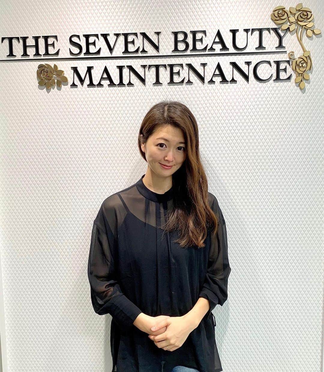 花田浩菜のインスタグラム：「ストーリーにもあげましたが、 少し前から産後、全然運動してなさすぎて体力がなくて免疫も弱っていたので、、 着圧生活一筋から脱出し、 着圧生活＋#宅トレ もはじめました！❤️運動&美容の秋にしてやるー！🍁 . . 目標は 💪健康な体力のあるカラダづくり（2人育児にマスト） 👖ヒップアップ 👙腹筋縦線（今は正中線だけ。笑） . . 私、鍛えるとすぐ筋肉ムキムキ💪になってしまう筋肉質な体質なので💦、鍛え始めたらほぐすのは絶対必須。（むしろ足とかすぐ太くなっちゃう😭） そもそもお尻〜太腿あたりにできてしまったセルライトはエステでないと消えないので、ほんと久しぶりに機械に頼りに🥺❤️ 時間ができたこの間、銀座にある @the.seven.beauty.maintenance  で全身ケア✨ ボディ&フェイシャル両方を受けてきました✨ . . ここ、、ほんっとーに良かった✨✨✨ 1台7役のマシンでオーダーメイドで気になる箇所を重点的に、 ラジオ波やキャビテーション を当ててもらって、ハンドマッサージで流すっっっ！！！ . かなり強力なマッサージだから詰まっているところは痛かったけれど、その分ものすっごく体の詰まったものが流れる感じ。 セルライトも自分のマッサージだけだと絶対に変わらなそうな場所も、すごくホカホカに柔らかくなって感激！🥺 ここ、通ってたら運動しなくて絶対痩せると思う。まじで。🥺（体重とかでなく見た目） . . フェイシャルもしてもらったのですが、お肌も終わった後にはワントーン色がアップしてピッカピカに❤️ 【ARCH】という スキンケアシリーズ を使って、 . 🧼クレンジング→洗顔→ピーリング→マッサージを顔や首、デコルテまでぜーんぶ一通り😊✨ ピーリングをやってもらった時に 担当の方が 👩『私、前までニキビ跡でボコボコだったんですー🥺』 って言っていたのですが 全然綺麗でわからなくて驚き😳 『出来立てのシミとかにも効くんですか？』 と聞いたら 👩『一度層が薄くなってシミが出てきて、その後何度かピーリングしていくと薄くなっていくと思います✨』 と聞いて、本当ツルツルになったのでホームケア用にもお持ち帰りしました❤️ 美意識高まったのでおうちでケアもがんばろう😍 最近ボロボロだったから笑、とても行ってよかった〜🥺また駆け込みます🥺❤️ . . @the.seven.beauty.maintenance  #ARCH #銀座サロン #アーチ肌 #銀座痩身 #銀座フェイシャル #銀座エステ #シークレットメス #最新エステ #pr #トリドリベース #エステ #ママ美容 #男の子ママ #女の子ママ #産後ダイエット #beauty #l4l #happy #happydays」