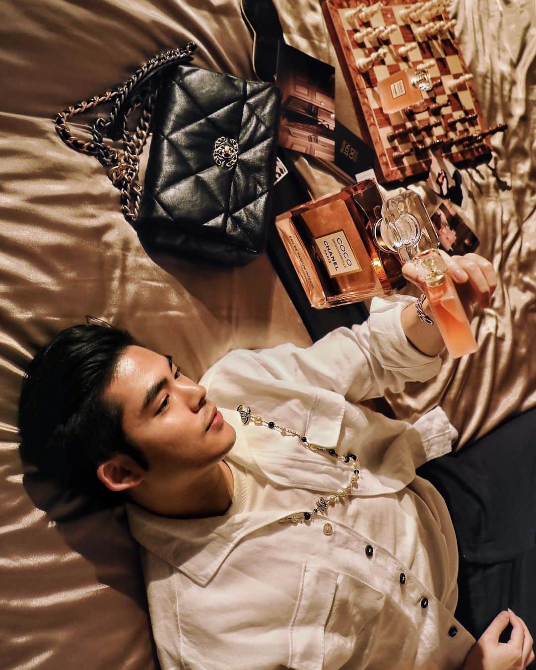 Christoffer Chengのインスタグラム：「Sleepover at Chanel’s 😍😍😍 @chanel.beauty is introducing a new night fragrance that eases you to sleep, plus a new night serum from the Sublimage collection, repairs and hydrates your skin through your sleep, looks like I’ve got myself a new nighttime routine 😌  #COCOMADEMOISELLELEAUPRIVEE #ROUGEALLURE  #SUBLIMAGE  #CHANELBEAUTY @chanel.beauty」