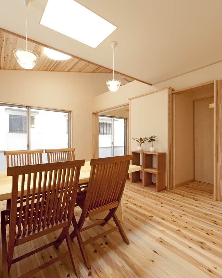 木の家ミヤシタさんのインスタグラム写真 - (木の家ミヤシタInstagram)「ミヤシタは神戸市北区の木の家工務店🌿   天井は全面に木目を表すのではなく白も取り入れる。木視率を40%程度に抑えることで、ワクワクと活気をもたらし安らぎも感じられるリビングになりました✨  もっと見たい方へ プロフィールはこちらです🌿 ↓↓↓ @miyashita_wood in  #ミヤシタの家 #神戸市北区 #工務店 #一級建築士事務所 #木造住宅 #注文住宅 #新築 #建て替え #リフォーム #製材所 #兵庫県産木材 #木の家 #セルロースファイバー断熱材 #デコスドライ工法 #無垢材の床 #木のあるくらし #工務店選び #工務店がつくる家 #マイホーム計画中 #ハウスメーカー選び #ハウスメーカー迷子 #家づくり #木が好きな人と繋がりたい #lovehyogo #リビングルーム」9月26日 13時25分 - miyashita_wood