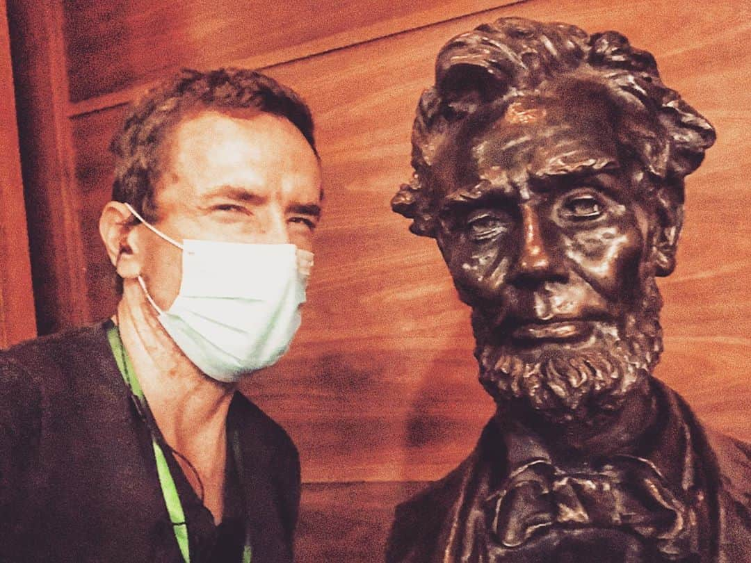 マイケル・トレイナーのインスタグラム：「Honest Abe is honestly sorry for not having a mask on. #MaskUp, ‘cause this ain’t over, kittens. #StayRad.」